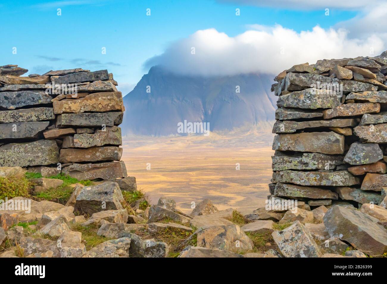 Il castello di Borgarvirki in Islanda si affaccia attraverso le antiche mura verso la valle e la montagna successiva Foto Stock