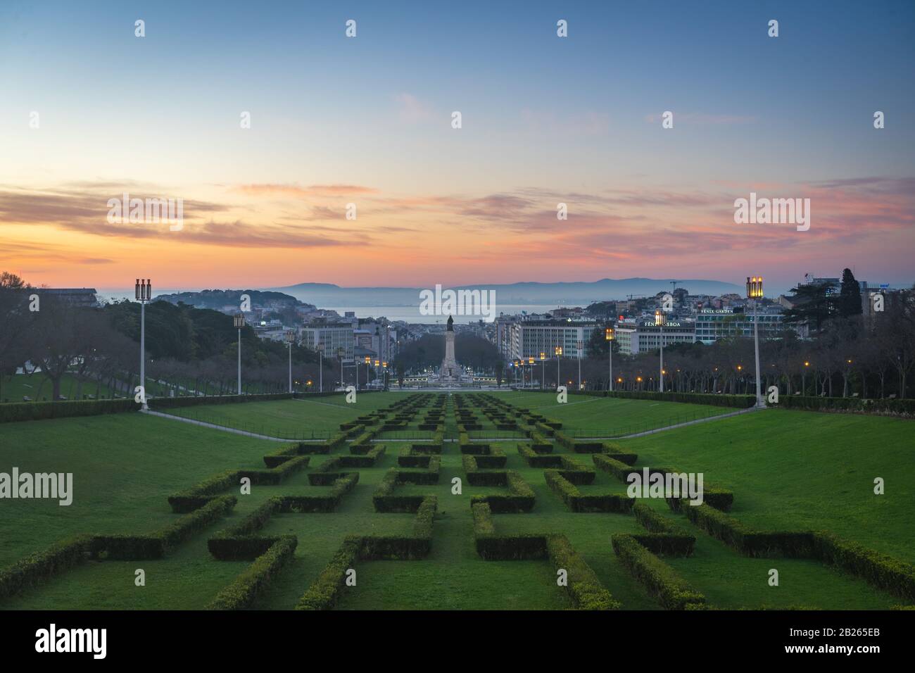 Bella vista di Lisbona con l'alba, Parque Eduardo. Foto Stock