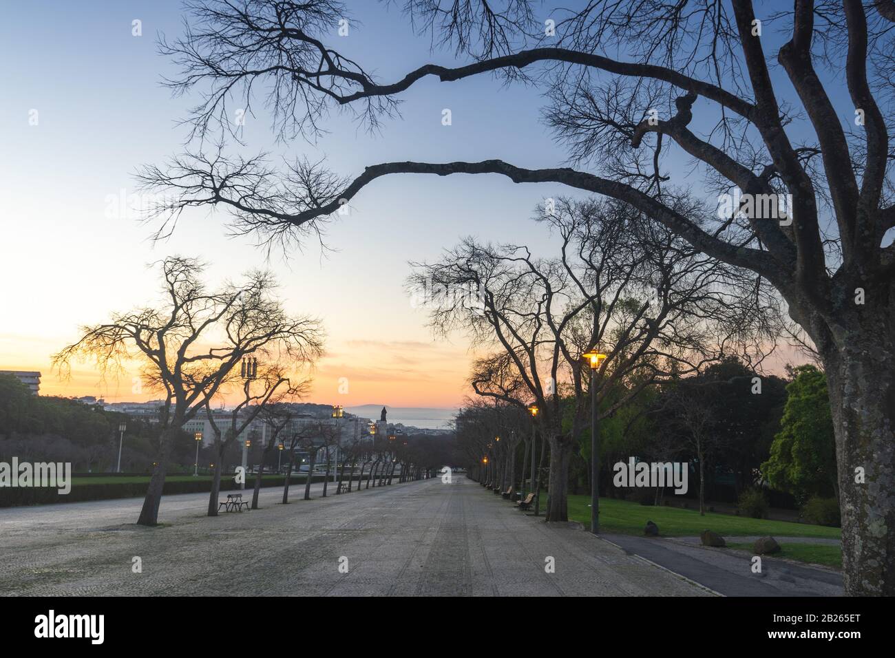 Bella vista di Lisbona con l'alba, Parque Eduardo. Foto Stock