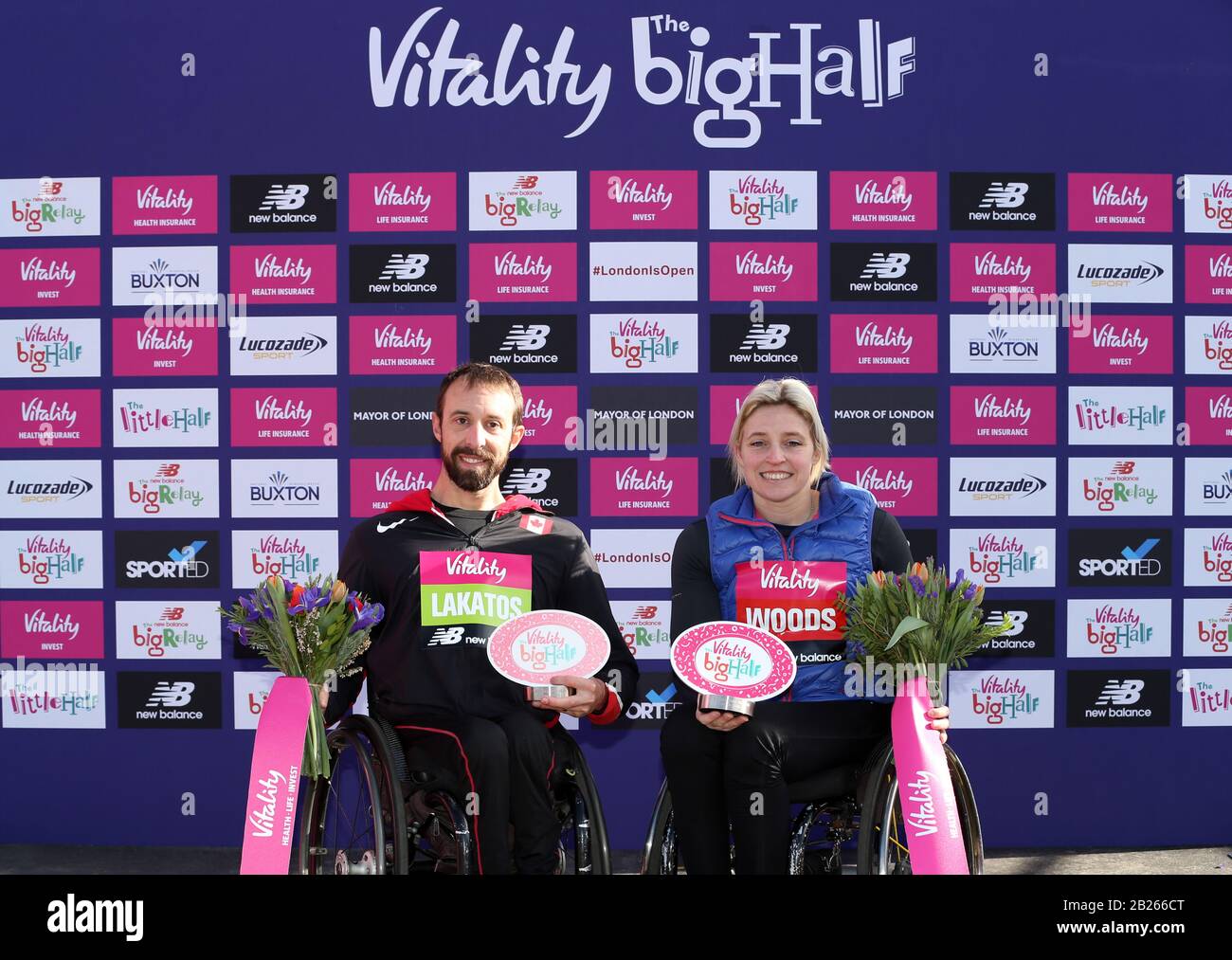 Vincitori delle gare di carrozzine uomo e donna, Brent Lakatos e Shelly Woods durante la Vitality Big Half a Londra. Foto Stock