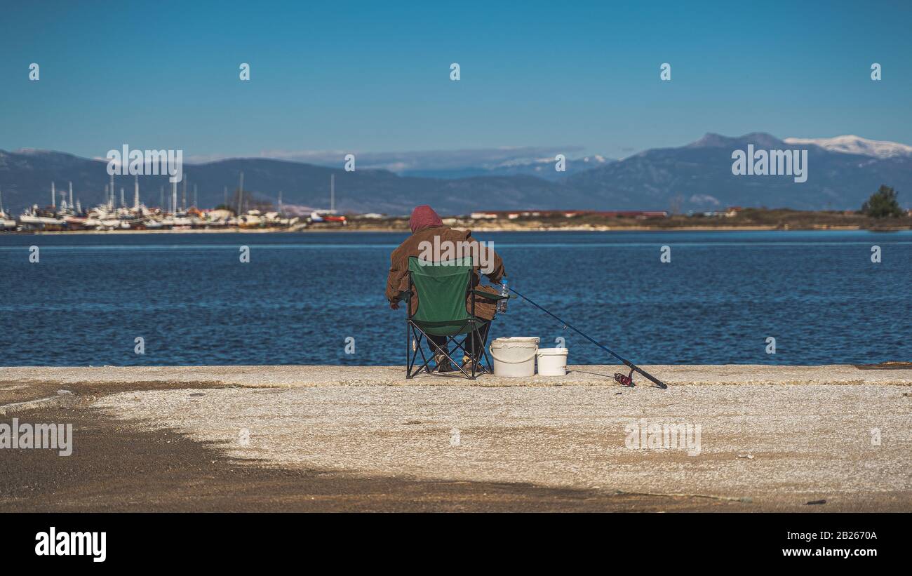 pescatore al mare preparare il suo palo da pesca Foto Stock