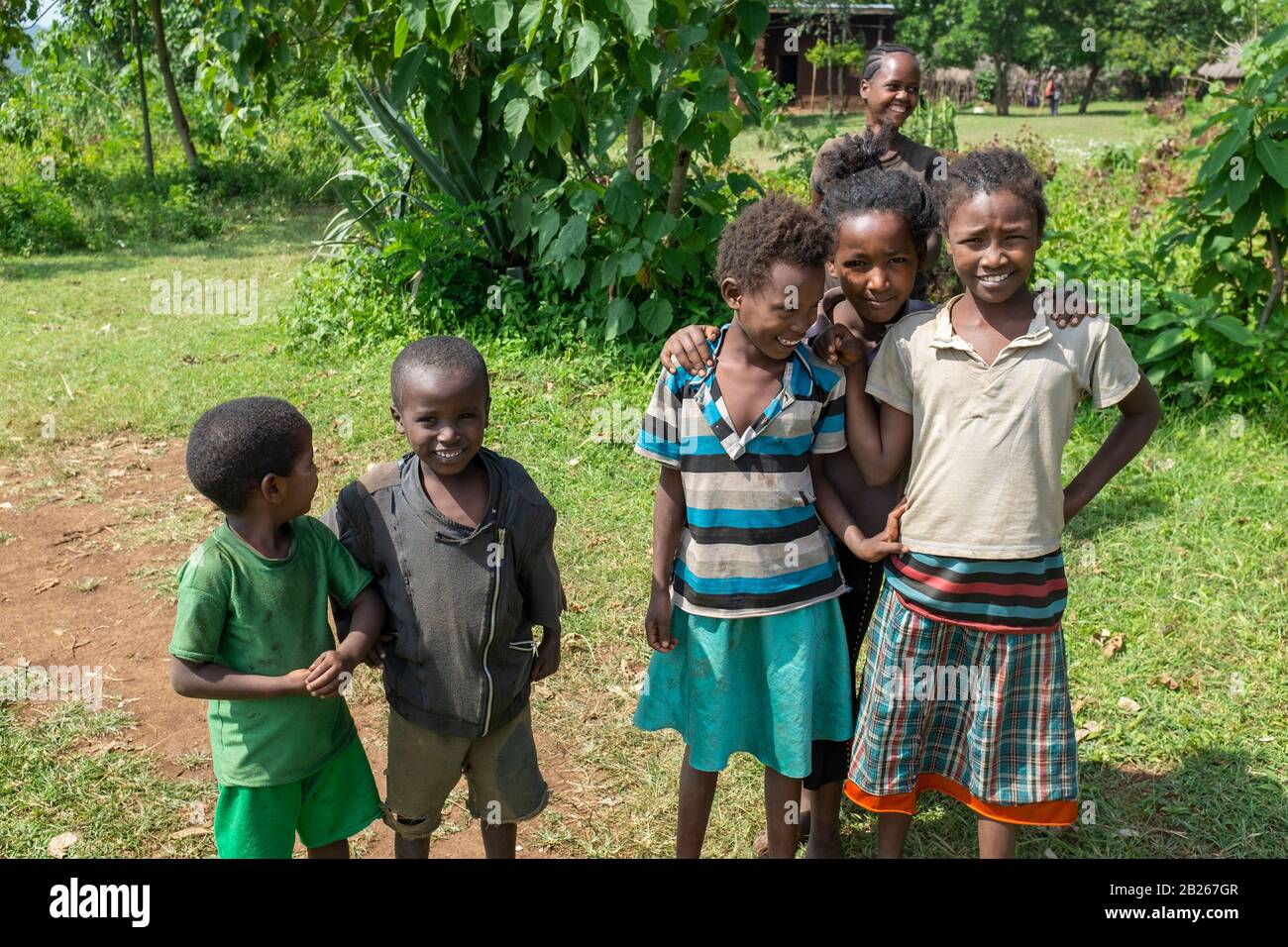 I bambini etiopi locali che posano per una fotografia fra la vegetazione verde lussureggiante nell'Etiopia meridionale rurale Foto Stock