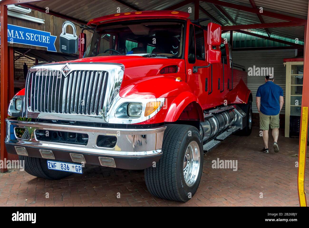 Pretoria, Sudafrica - 20 Feb. 2020: Grande camion rosso internazionale con ali e cerchi cromati Foto Stock