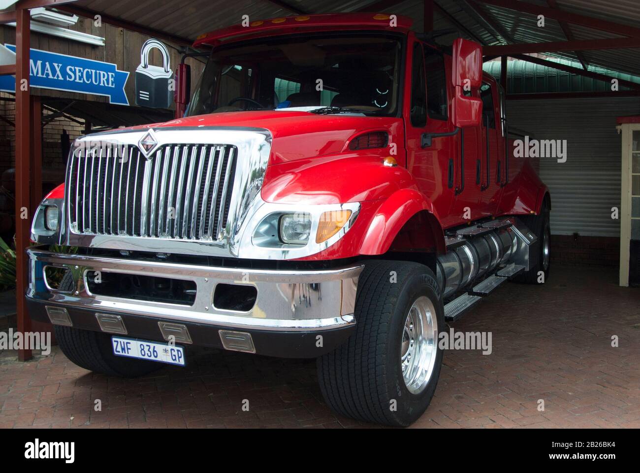 Pretoria, Sudafrica - 20 Feb. 2020: Grande camion rosso internazionale con ali e cerchi cromati Foto Stock
