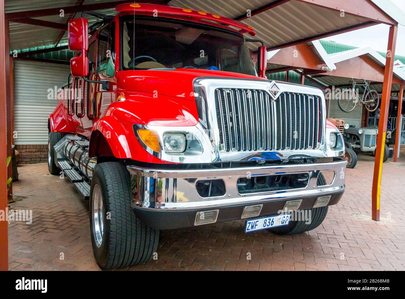 Pretoria, Sudafrica - 20 Feb. 2020: Grande camion rosso internazionale con ali e cerchi cromati Foto Stock
