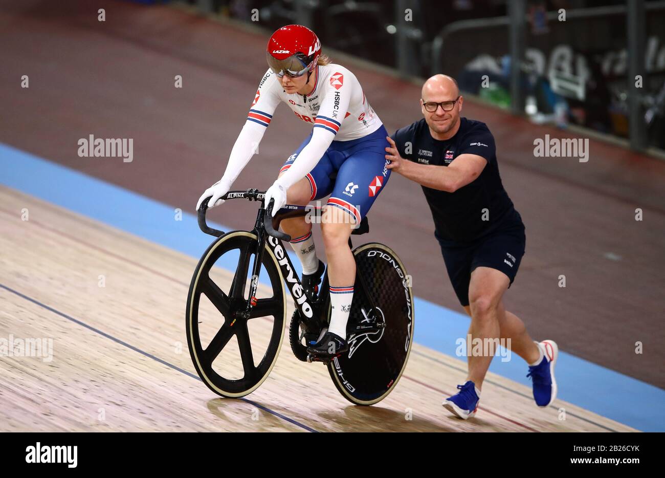 Il Katy Marchant della Gran Bretagna è condotto fuori dal pullman Jan van Eijden prima del turno di qualificazione di keirin durante il quinto giorno dei campionati mondiali di ciclismo della pista UCI 2020 a Velodrom, Berlino. Foto Stock