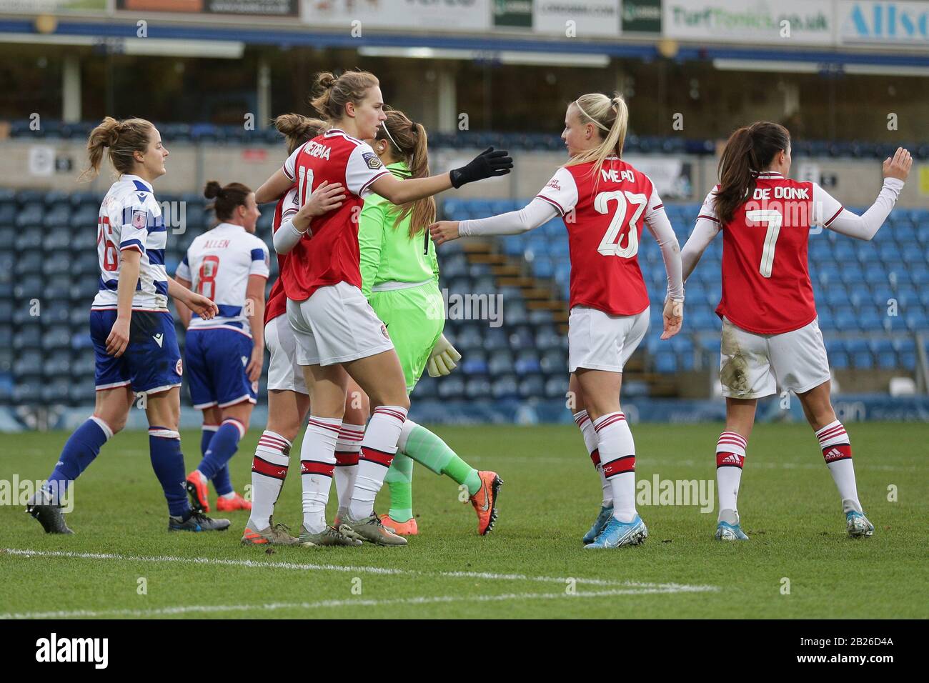 Vivianne Miedema dell'Arsenal segna il primo obiettivo per la sua squadra e celebra con i suoi compagni di squadra durante La Lettura FC Donne vs Arsenal Donne, Barclays F. Foto Stock Vivianne Miedema dell'Arsenal segna il primo obiettivo per la sua squadra e celebra con i suoi compagni di squadra durante La Lettura FC Donne vs Arsenal Donne, Barclays F. Foto Stock