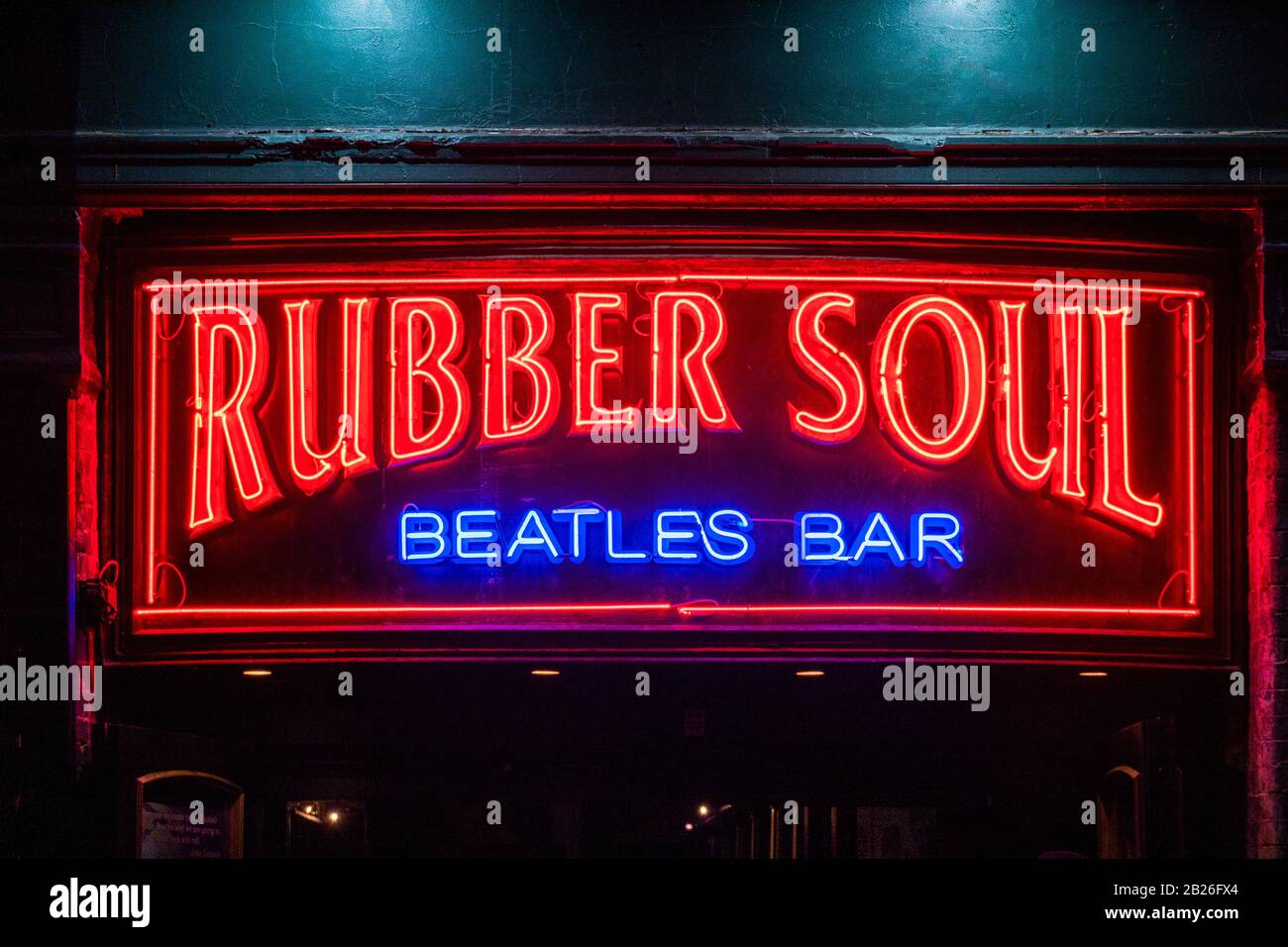 Il cartello al neon segna l'ingresso al Rubber Soul Beatles Bar su Mathew Street a Liverpool Foto Stock