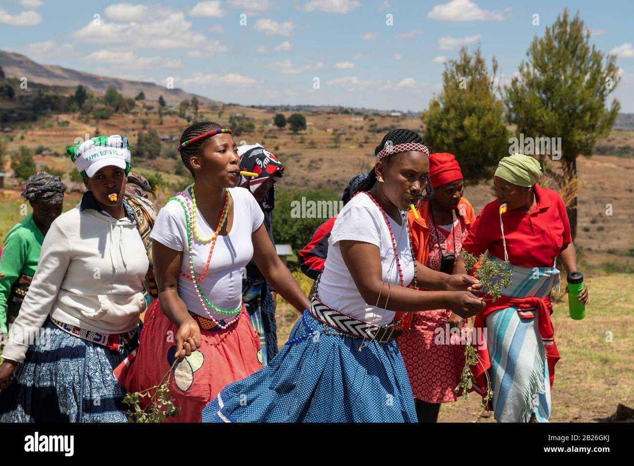 Donne che ballano in una cerimonia di iniziazione Basotho in un villaggio vicino a Pitseng (Leribe), Lesotho Foto Stock