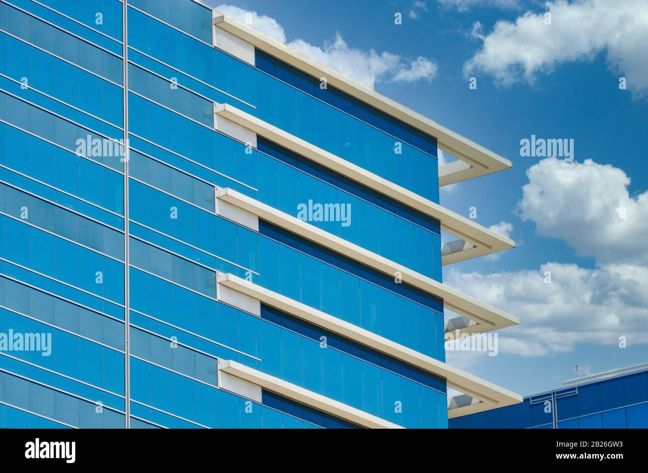 Edificio In Vetro Blu Con Finiture Ad Angolo Bianche Foto Stock