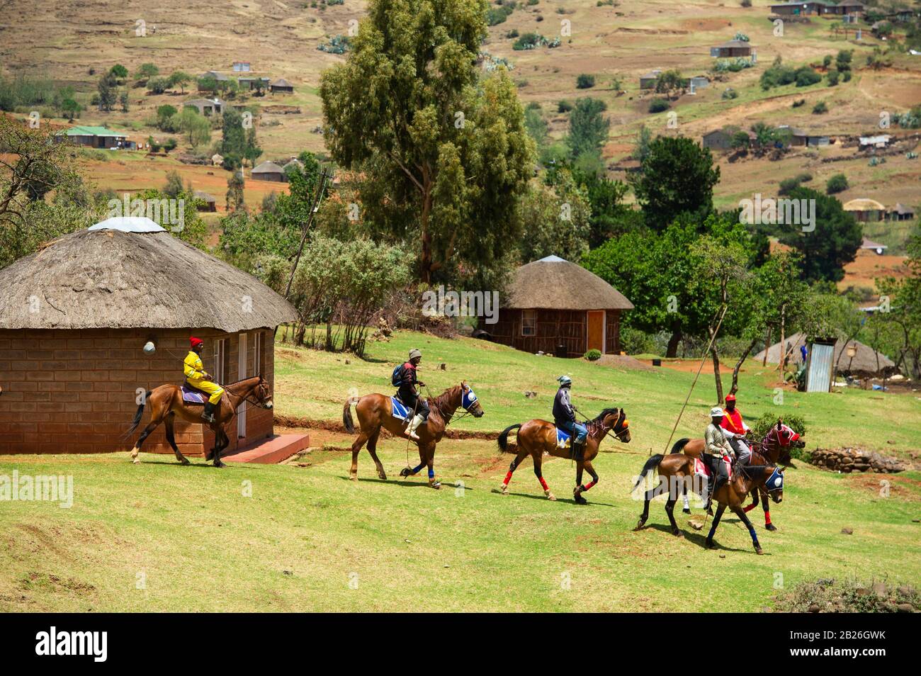 Uomini che arrivano a cavallo ad una cerimonia di iniziazione vicino a Pitseng (Leribe), Lesotho Foto Stock