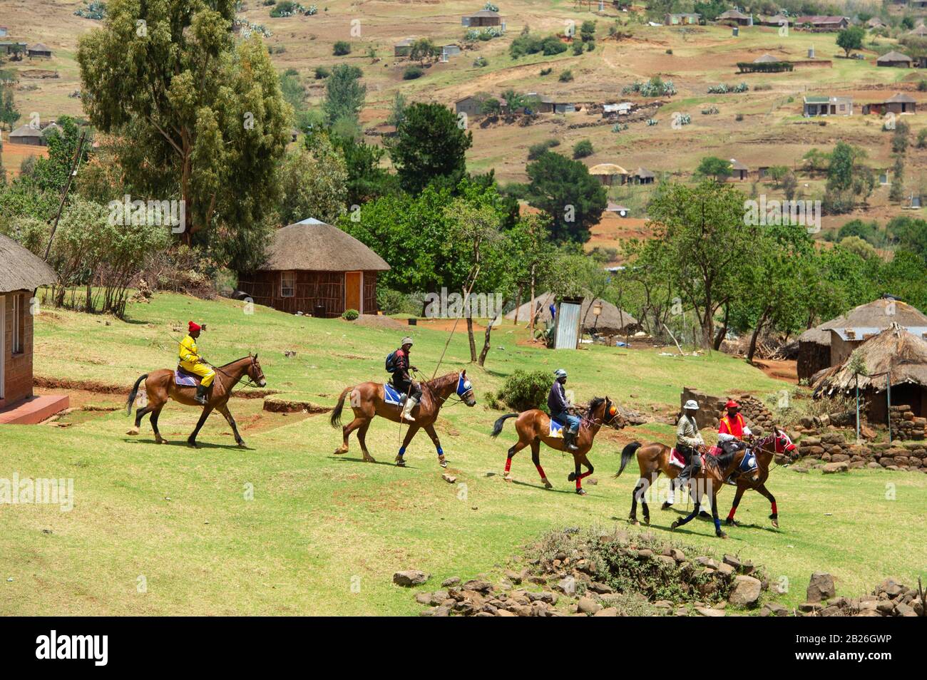 Uomini che arrivano a cavallo ad una cerimonia di iniziazione vicino a Pitseng (Leribe), Lesotho Foto Stock