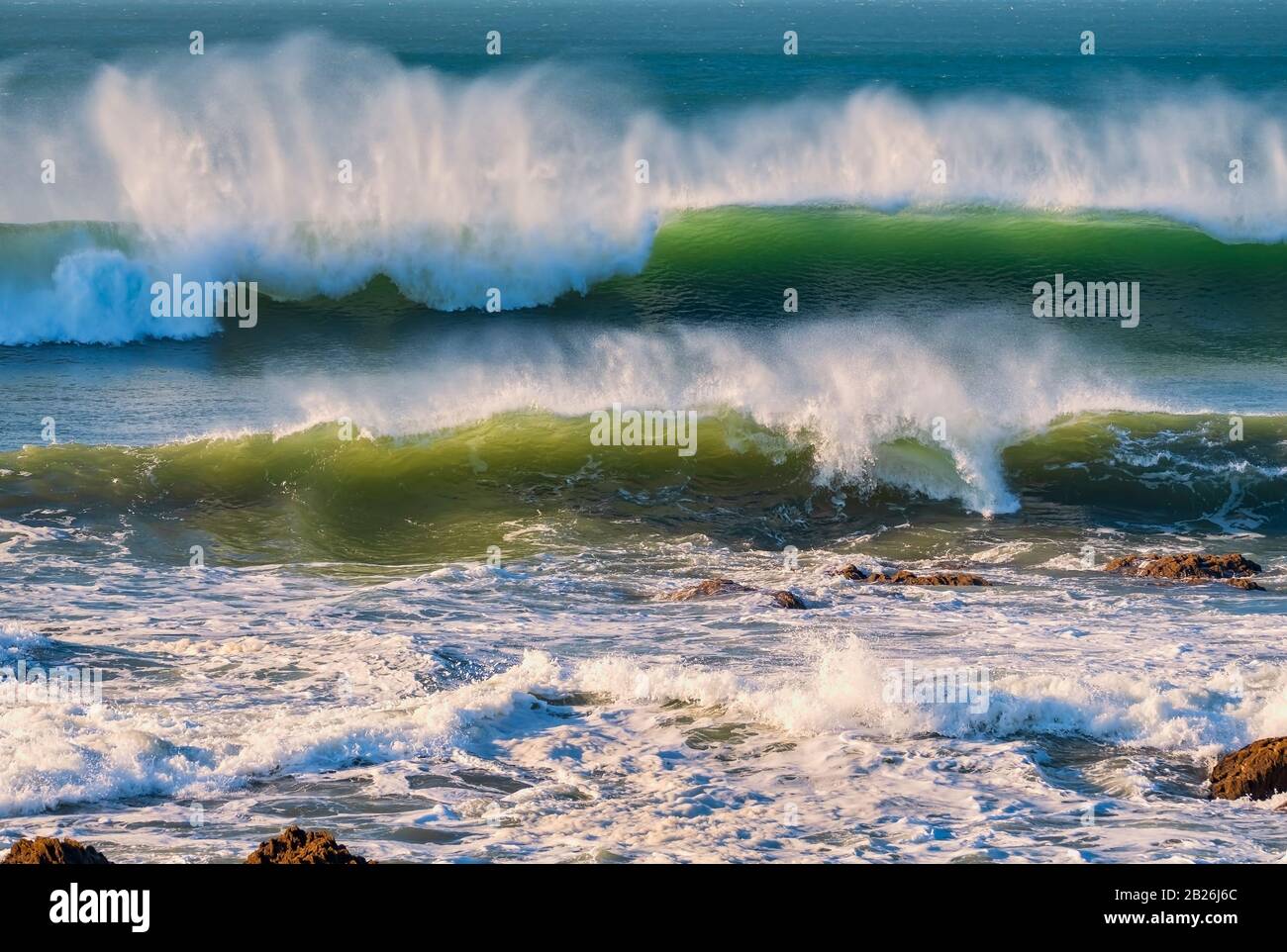 Meravigliose onde di surf in questa vacanza e destinazione di surf di Woolacombe Bay, spiaggia, destinazione di vacanza, Devon Nord, Sud Ovest Foto Stock