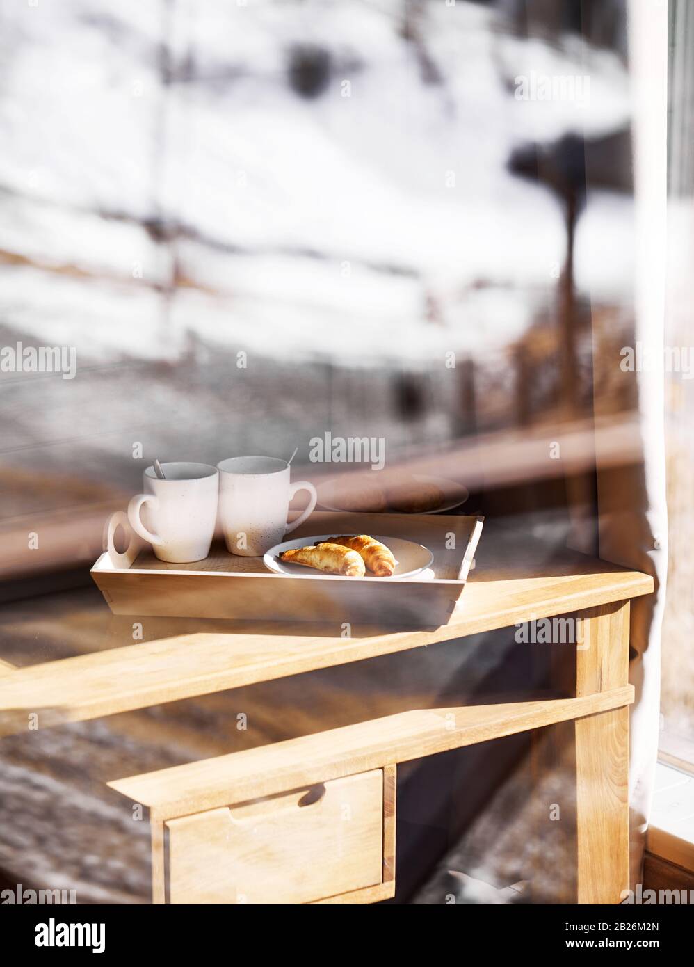 Cornetti francesi con caffè nero al tavolo in camera per colazione Foto Stock