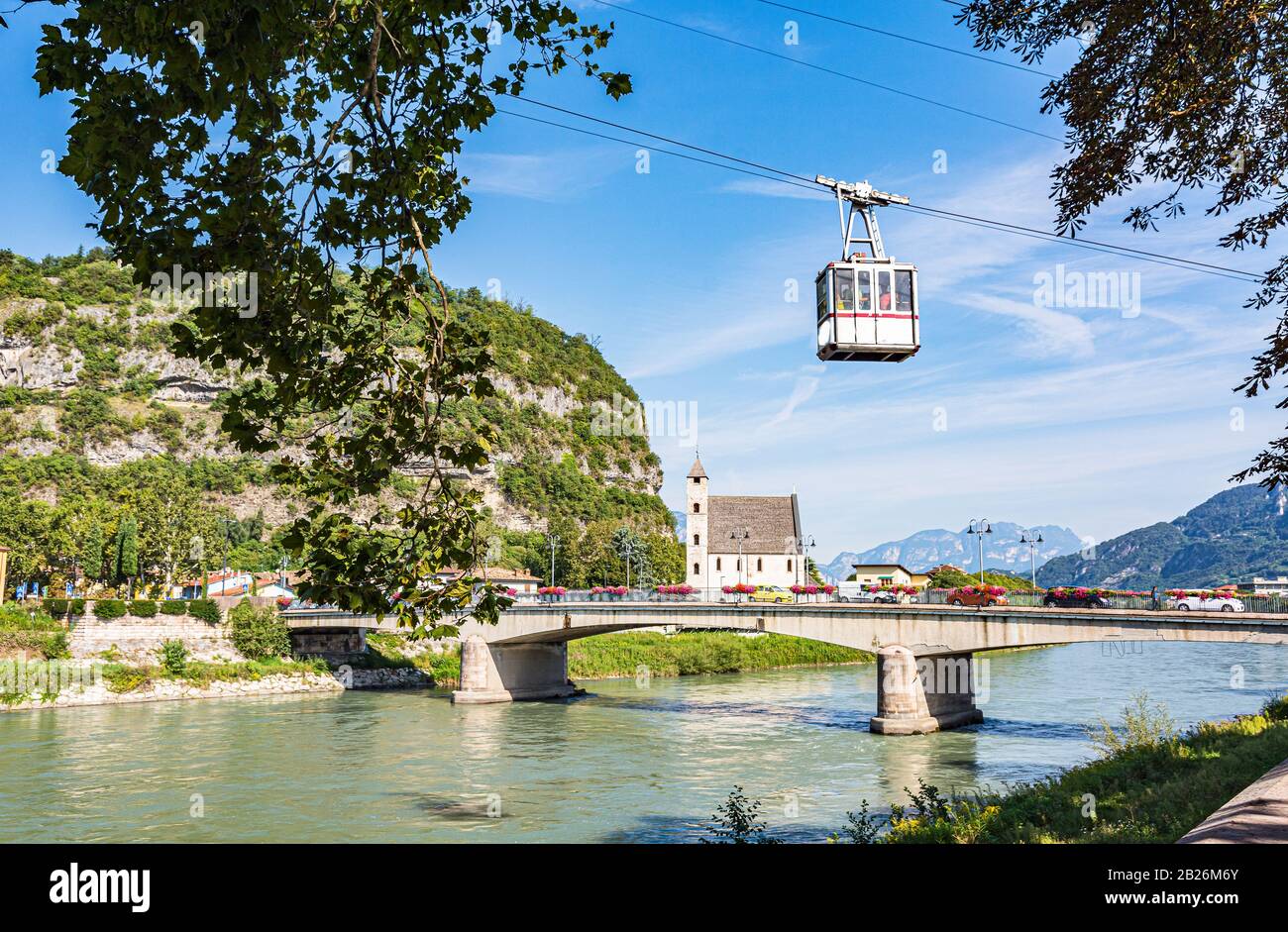 Chiesa di Sant'Apollinare a Trento sulla riva dell'Adige. Si tratta di una piccola chiesa romanica eretta nel 13th secolo. Trento, Trentino Alto Foto Stock