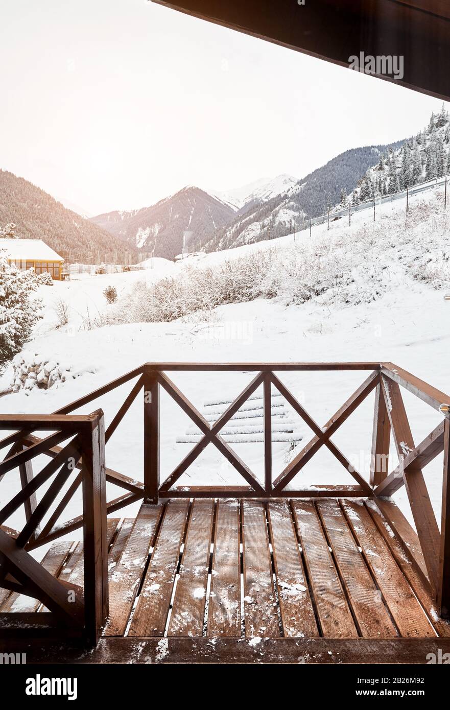 Bella vista montagna da cottage in legno al mattino Foto Stock