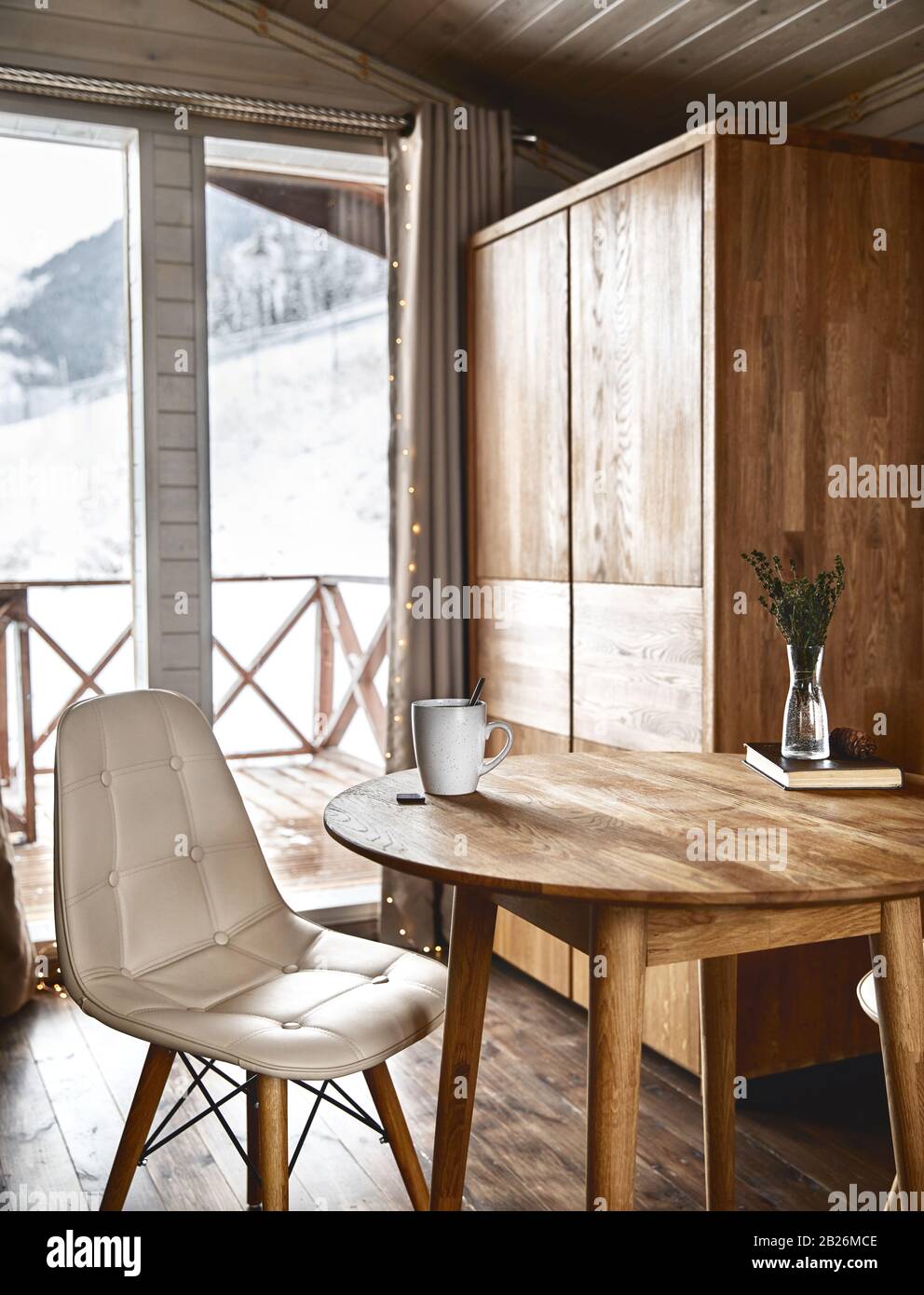 Caffè sul tavolo con bella vista montagna in cottage in legno tempo invernale Foto Stock