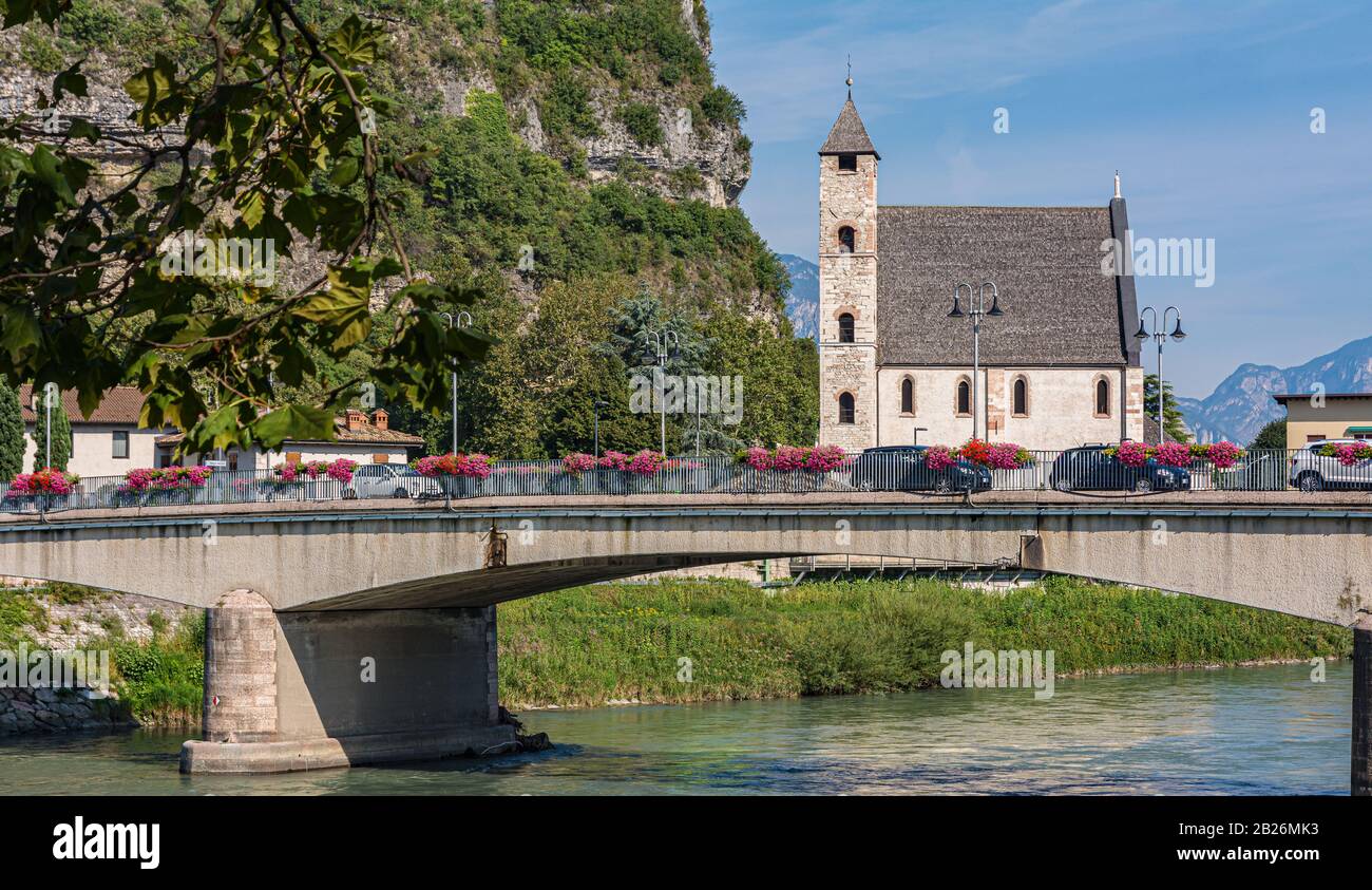Chiesa di Sant'Apollinare a Trento sulla riva dell'Adige. Si tratta di una piccola chiesa romanica eretta nel 13th secolo. Trento, Trentino Alto Foto Stock