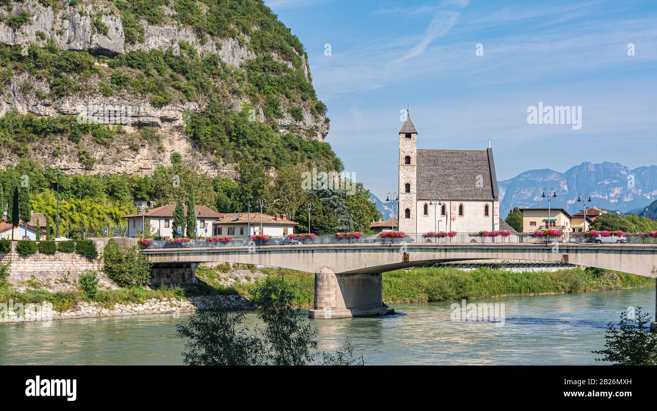 Chiesa di Sant'Apollinare a Trento sulla riva dell'Adige. Si tratta di una piccola chiesa romanica eretta nel 13th secolo. Trento, Trentino Alto Foto Stock
