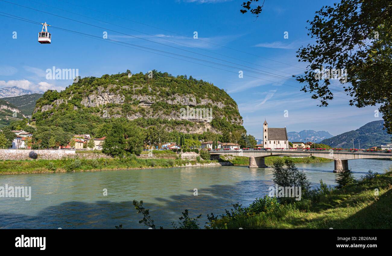 Chiesa di Sant'Apollinare a Trento sulla riva dell'Adige. Si tratta di una piccola chiesa romanica eretta nel 13th secolo. Trento, Trentino Alto Foto Stock
