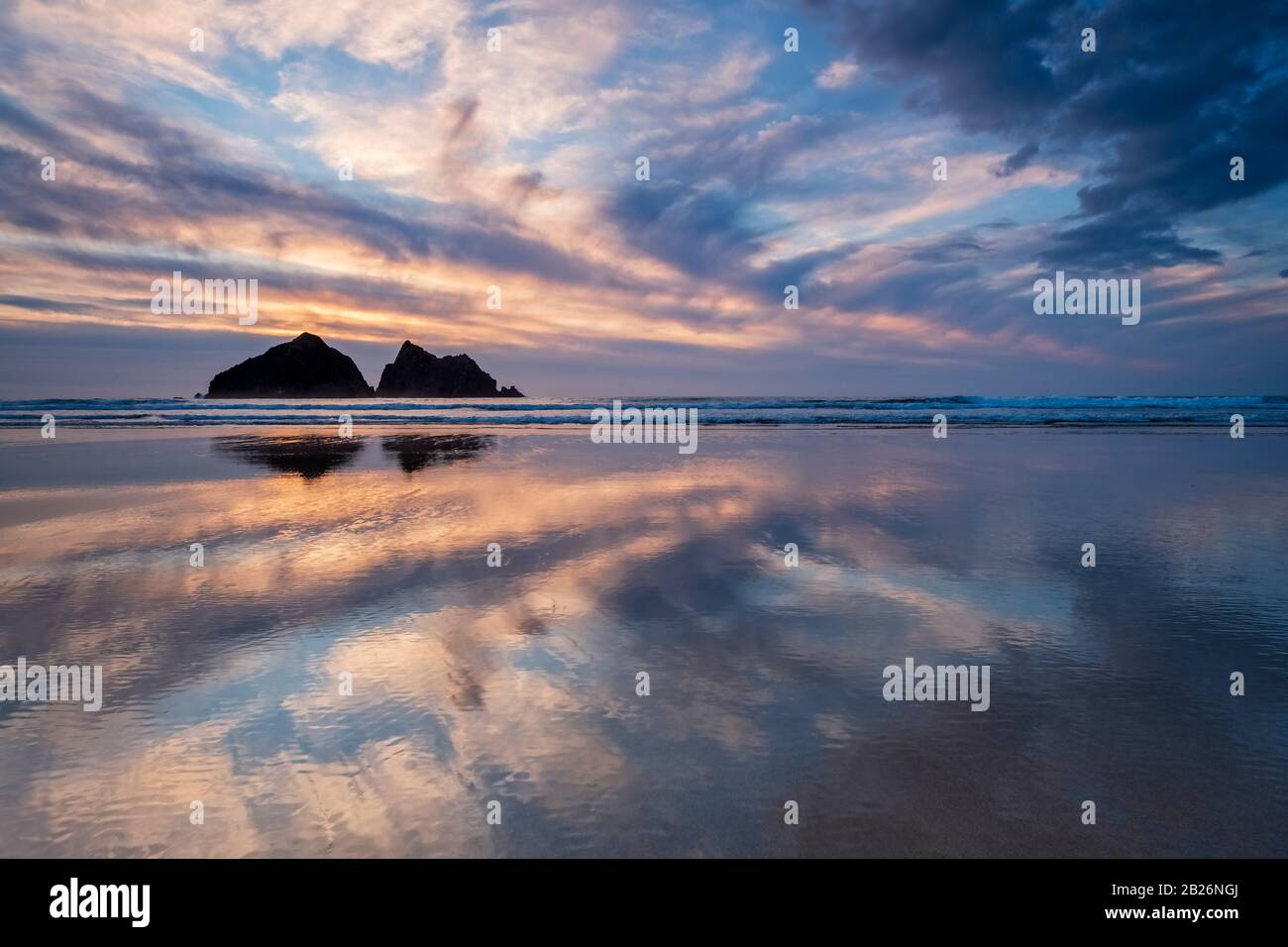 Tramonto, costa, bagnati riflessi di sabbia, Holywell Bay, Cornovaglia, Sud Ovest, Cornovaglia vivente, cieli drammatici, sabbia, mare, stupendo, costa, orizzonte Foto Stock