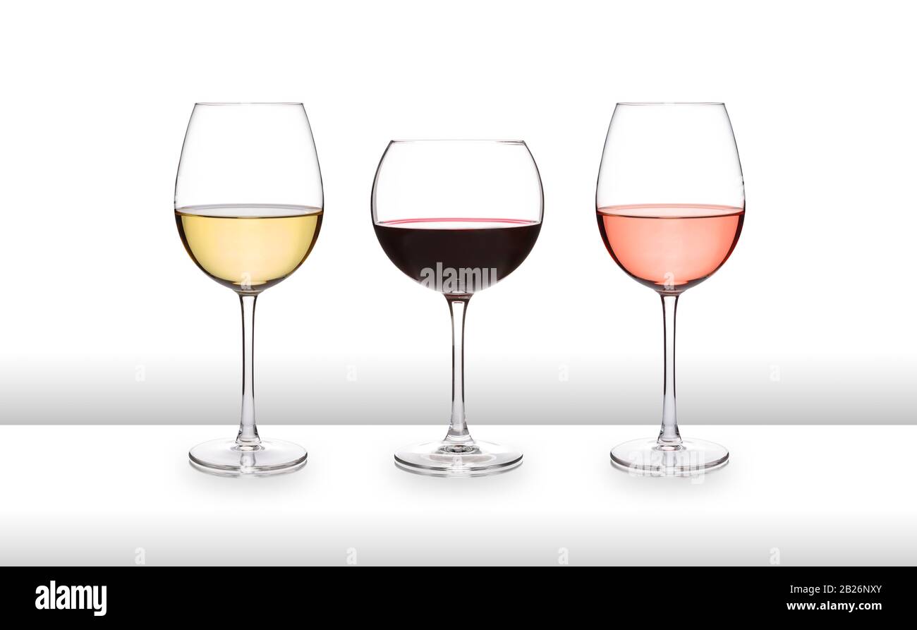 Tre bicchieri di vino, bianco, rosso e rosa, su una superficie bianca a forma di barra, con uno sfondo bianco Foto Stock