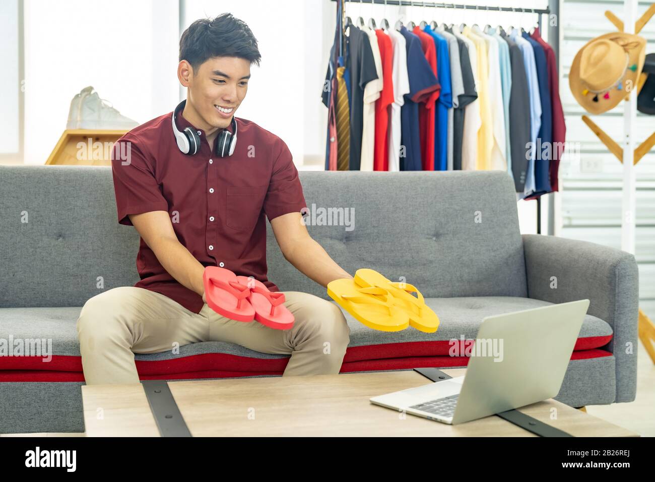 Giovane uomo asiatico online mercantili di moda blogger utilizzando  computer portatile per registrare video vlog dal vivo per revisione  abbigliamento casual. Influencer Online Foto stock - Alamy
