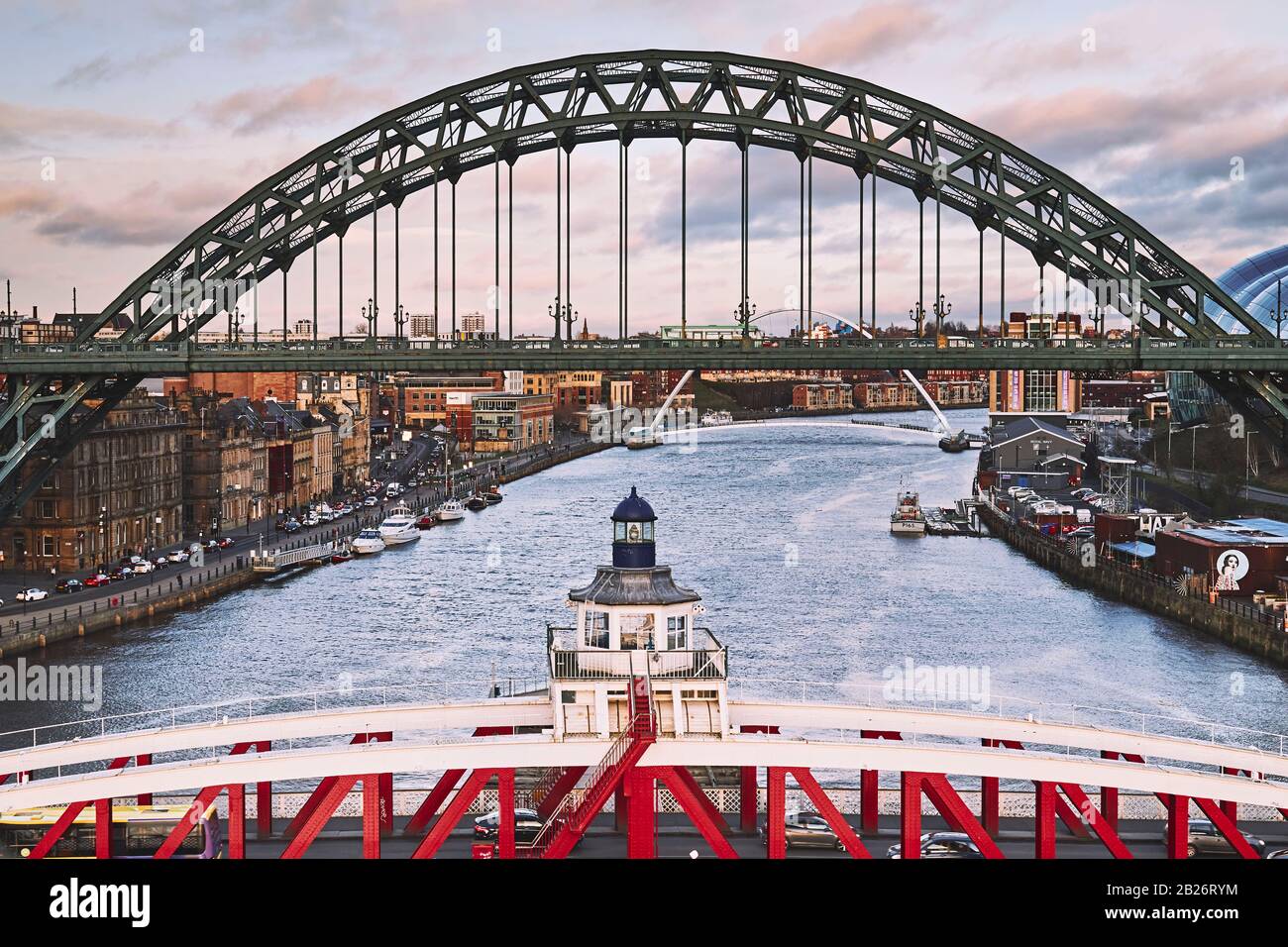 I ponti Tyne e Swing attraverso il fiume Tyne Foto Stock