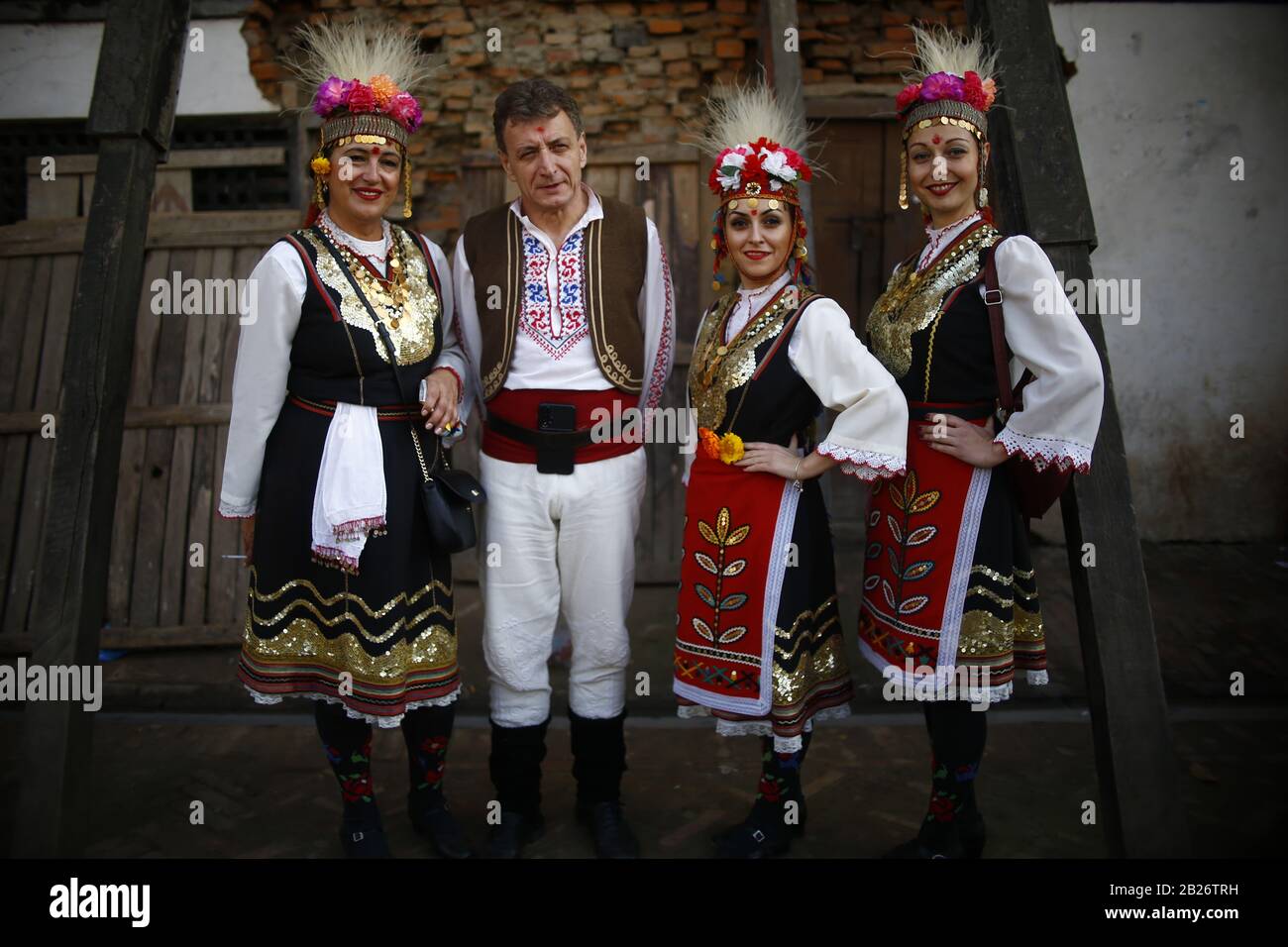 Kathmandu, Nepal. 1st Mar, 2020. Gli artisti bulgari si rompono durante il festival internazionale del folk tenutosi a Basantapur Durbar Square a Kathmandu, in Nepal, domenica 01 marzo 2020. Hanno partecipato all'evento partecipanti provenienti da 10 paesi diversi. Credit: Skanda Gautam/Zuma Wire/Alamy Live News Foto Stock