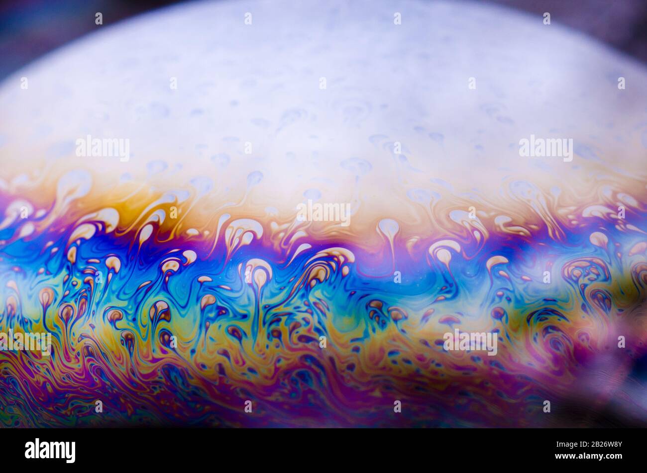 Macro di colorate bolle iridescenti di sapone con modelli astratti e forme, forme concettuali del pianeta, carta da parati futuristica arte spaziale Foto Stock