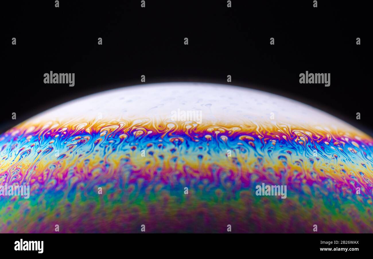Macro di colorate bolle iridescenti di sapone con modelli astratti e forme, forme concettuali del pianeta, carta da parati futuristica arte spaziale Foto Stock