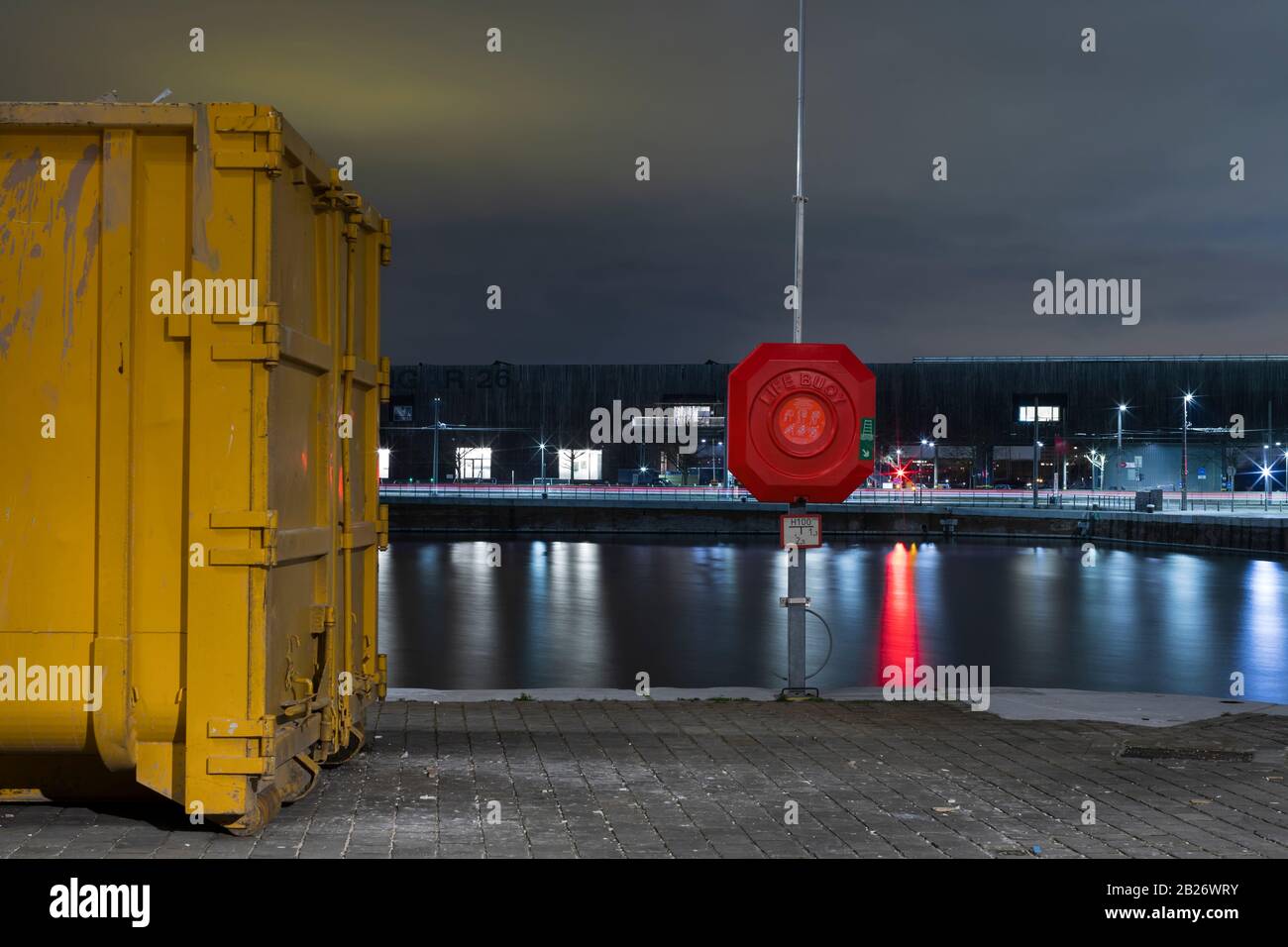 Anversa, Belgio - 5 febbraio 2020: Un contenitore di spedizione vicino a una boa di vita vicino al museo MAS. Foto Stock