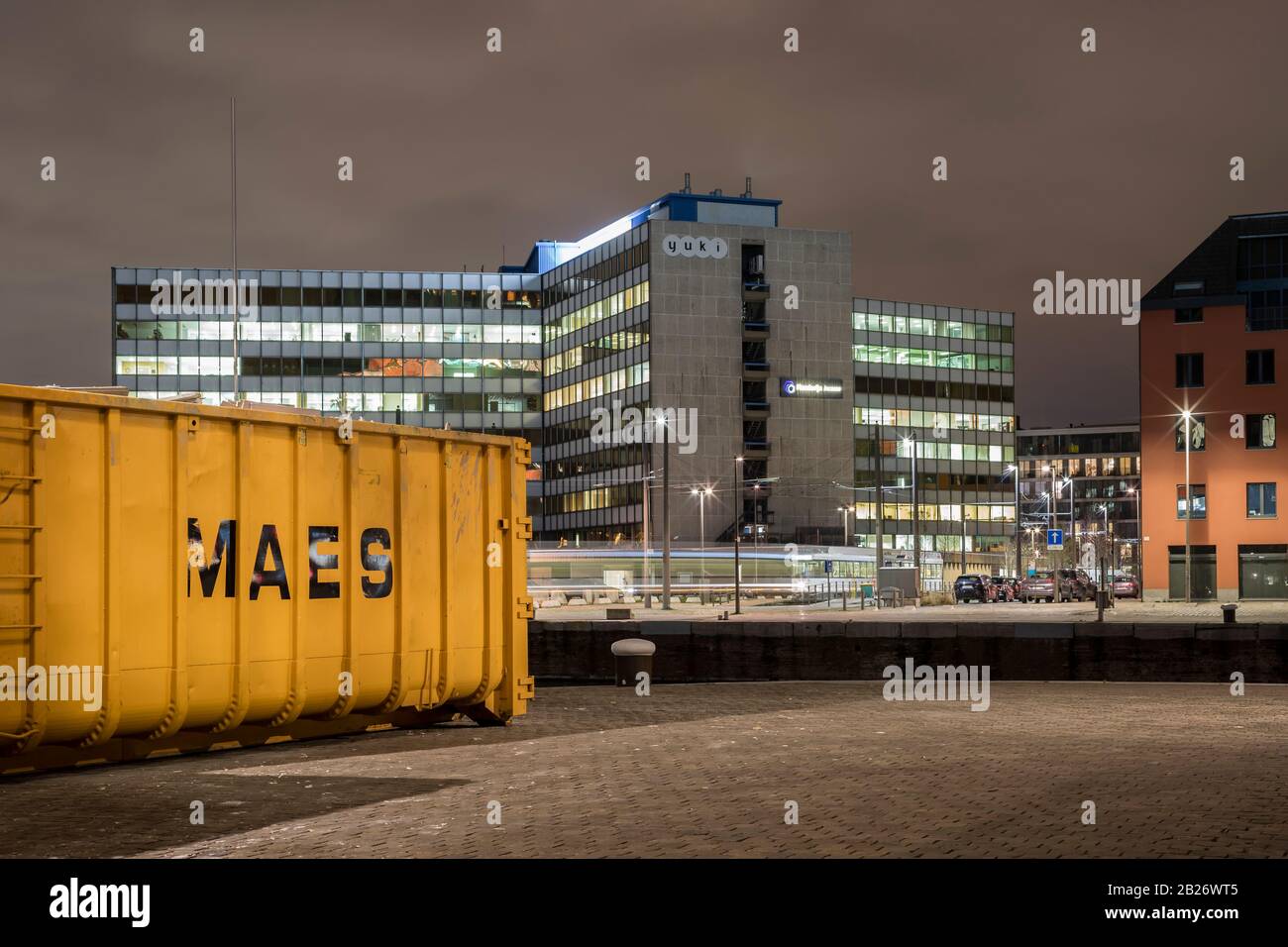 Anversa, Belgio - 5 febbraio 2020: Un contenitore per spedizioni vicino al MAS 0museum. Edificio moderno sullo sfondo. Foto Stock