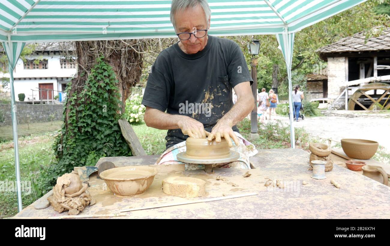 Museo Etnografico All'Aperto 'Etar' - Gabrovo, Bulgaria. 6 settembre 2019 - XVII Fiera Internazionale dell'Artigianato tradizionale. Il vasaio ha fatto una copia di Foto Stock