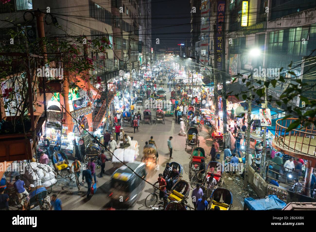 Traffico stradale intenso con rickshaws e moto di notte a Dhaka, Bangladesh Foto Stock