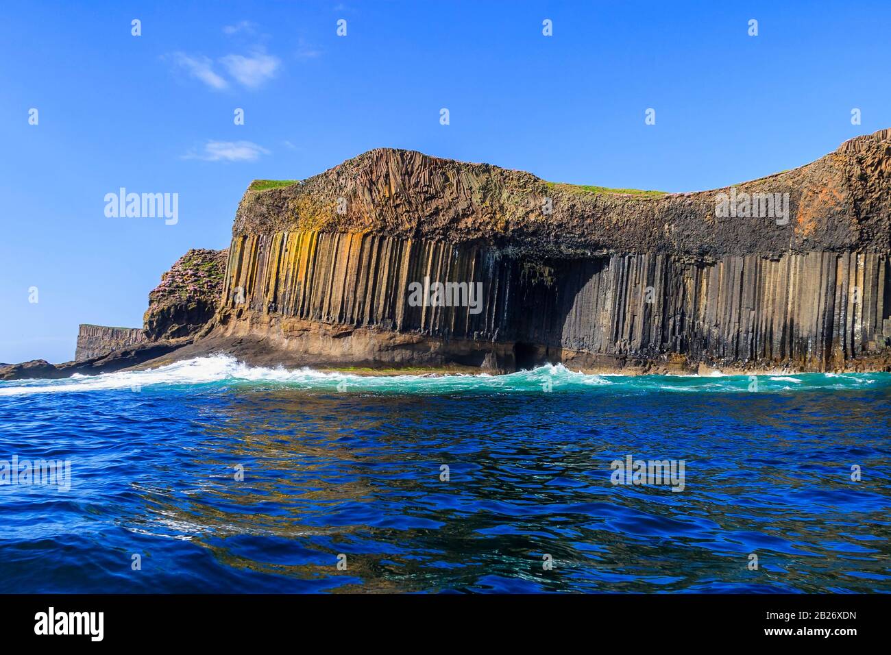 La grotta di Fingal con colonne di basalto sull'isola di staffa in scozia Foto Stock