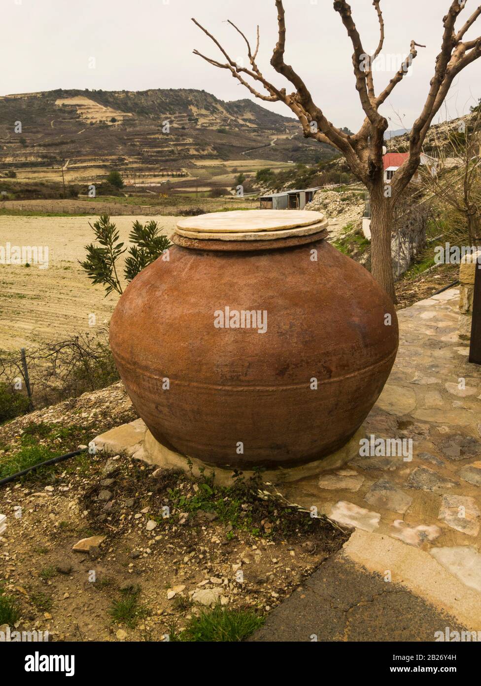 Grande pentola di terracotta per tenere vino Ktima Gerolemo cantina si  trova a circa 1 chilometro a nord del villaggio di Omodos ad un'altitudine  di 900 metri i Foto stock - Alamy