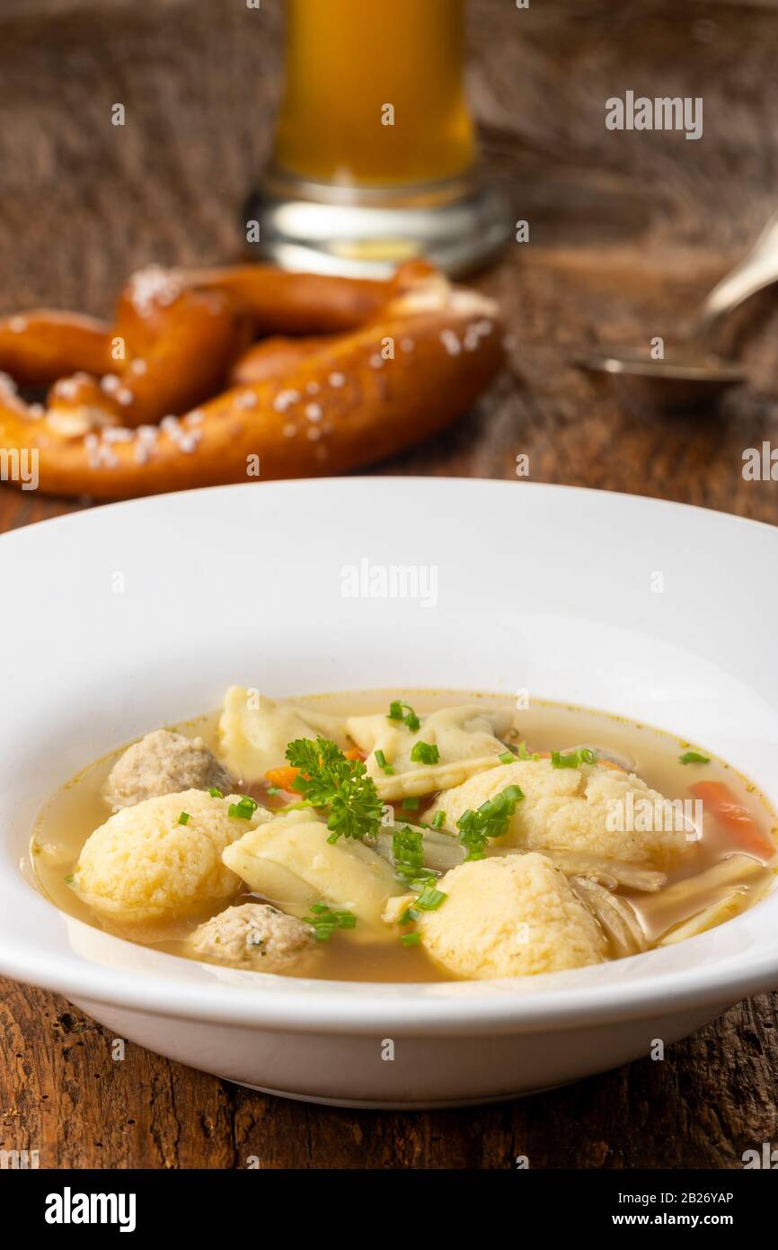 zuppa di nozze bavarese in un piatto Foto Stock