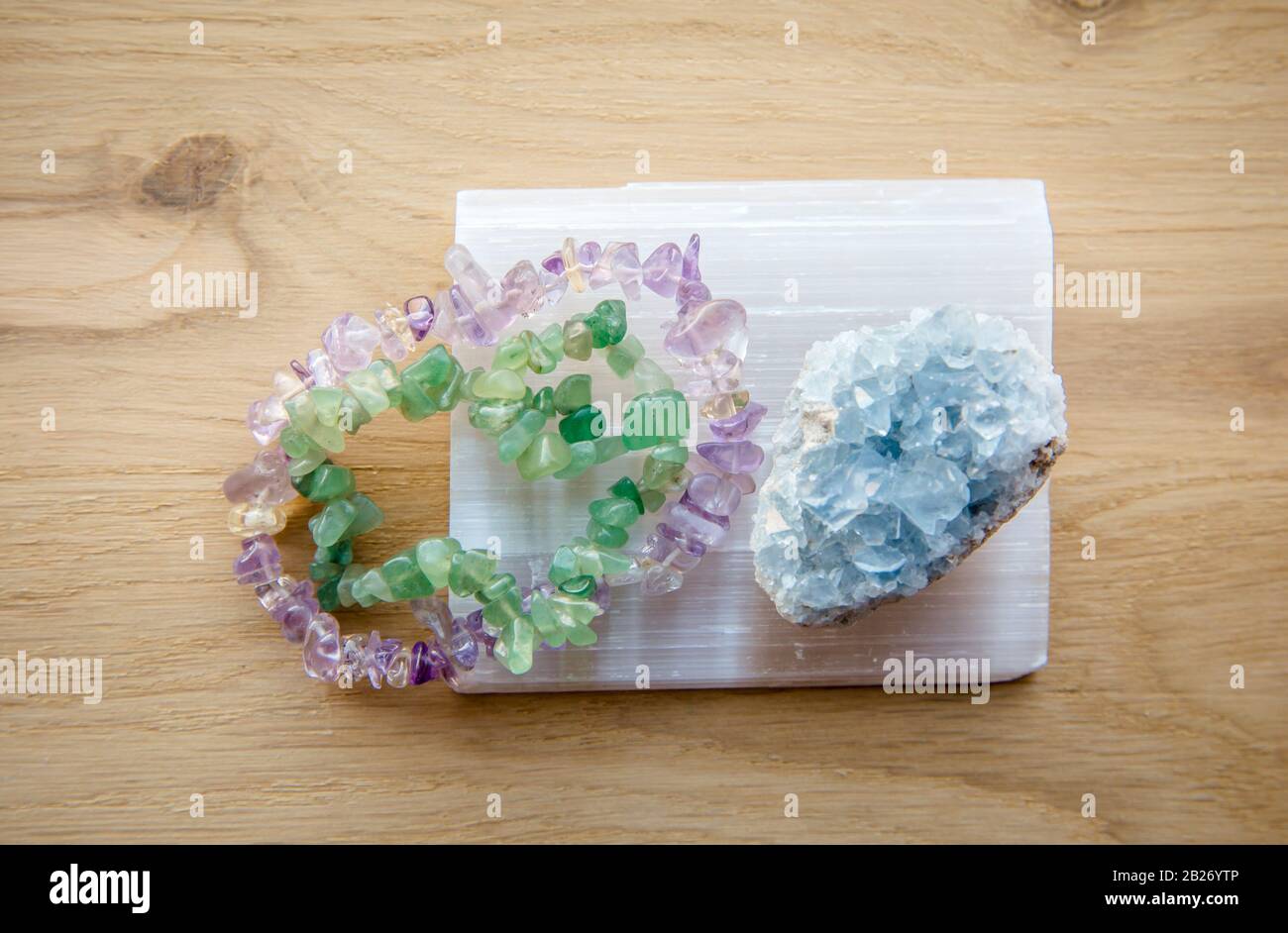 La piastra di caricamento in cristallo Selenite naturale viene utilizzata per  pulire e caricare altri cristalli pietre semi preziose e gioielli Foto  stock - Alamy