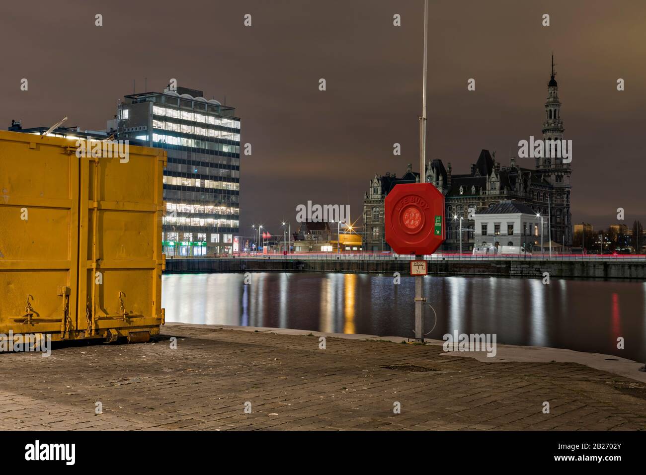 Anversa, Belgio - 5 febbraio 2020: Una boa di vita con il loodswezen - pilotaggio - edificio sullo sfondo Foto Stock