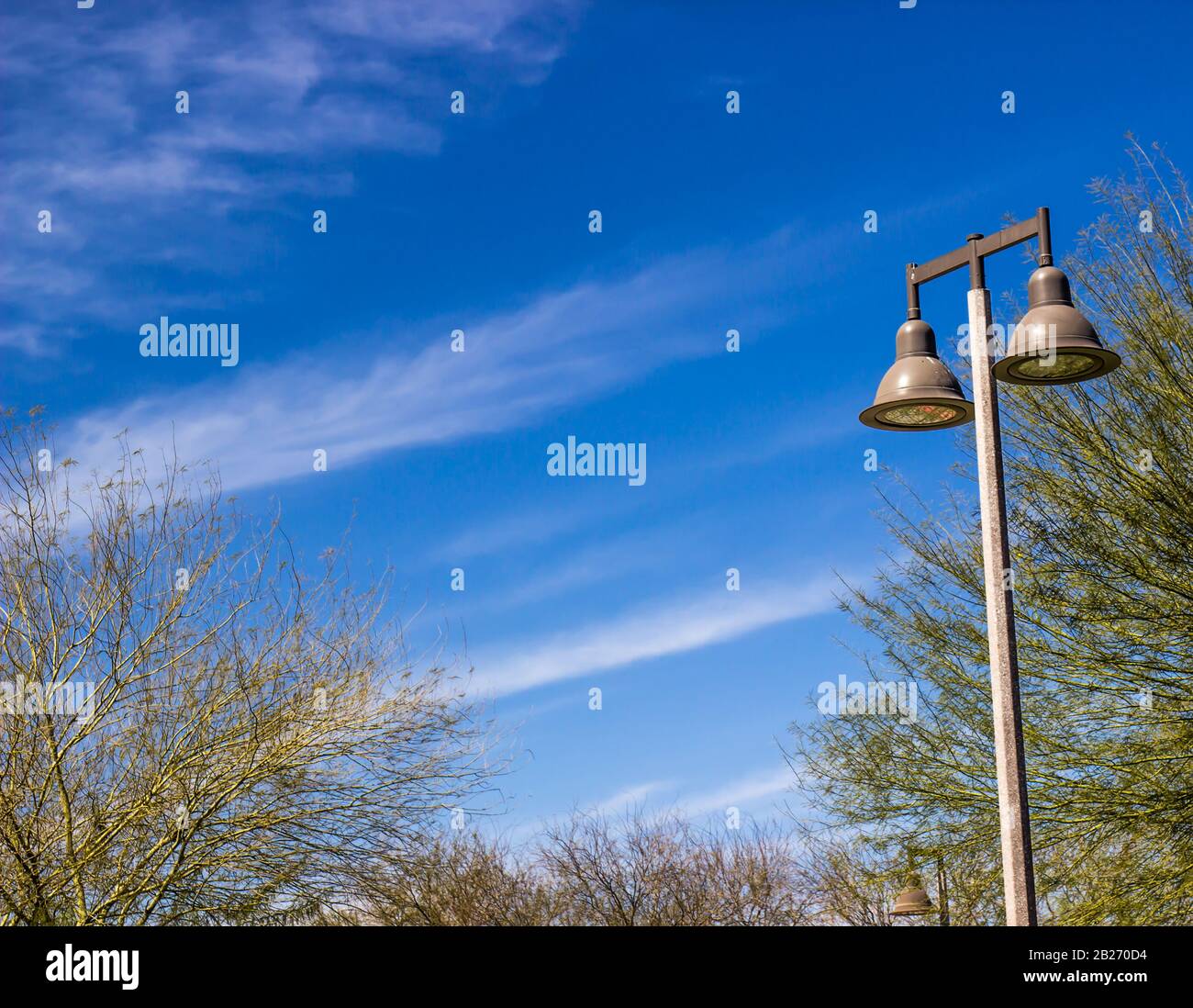 Due Luci Sul Light Post Con Sfondo Blu Sky Foto Stock