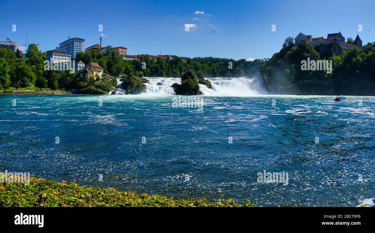 Il famoso reno cade in svizzera vicino alla città di Schaffhausen - giorno di sole e cielo blu Foto Stock