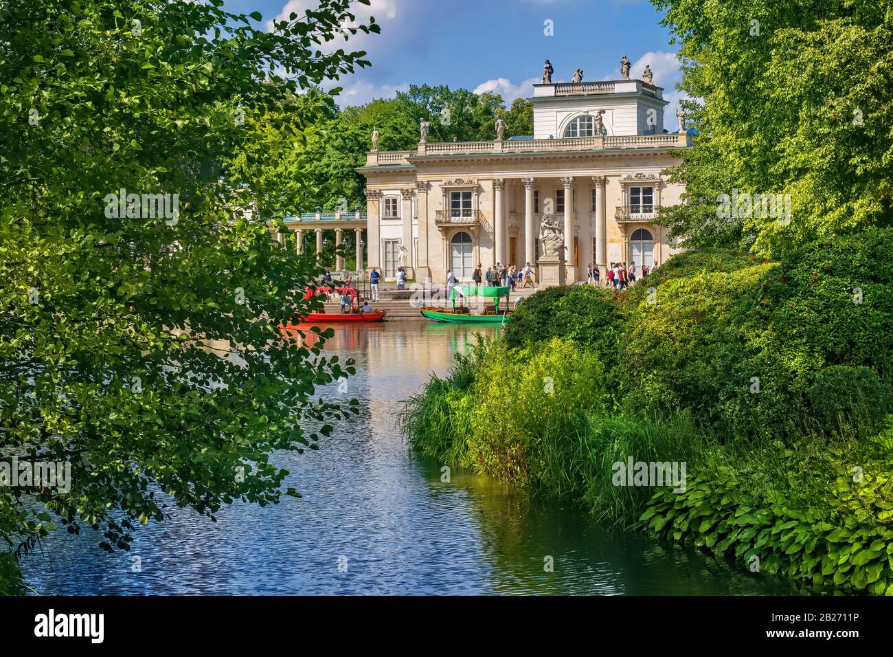 Palazzo sull'Isola e sul lago nel Parco reale di Lazienki nella città di Varsavia in Polonia. Foto Stock