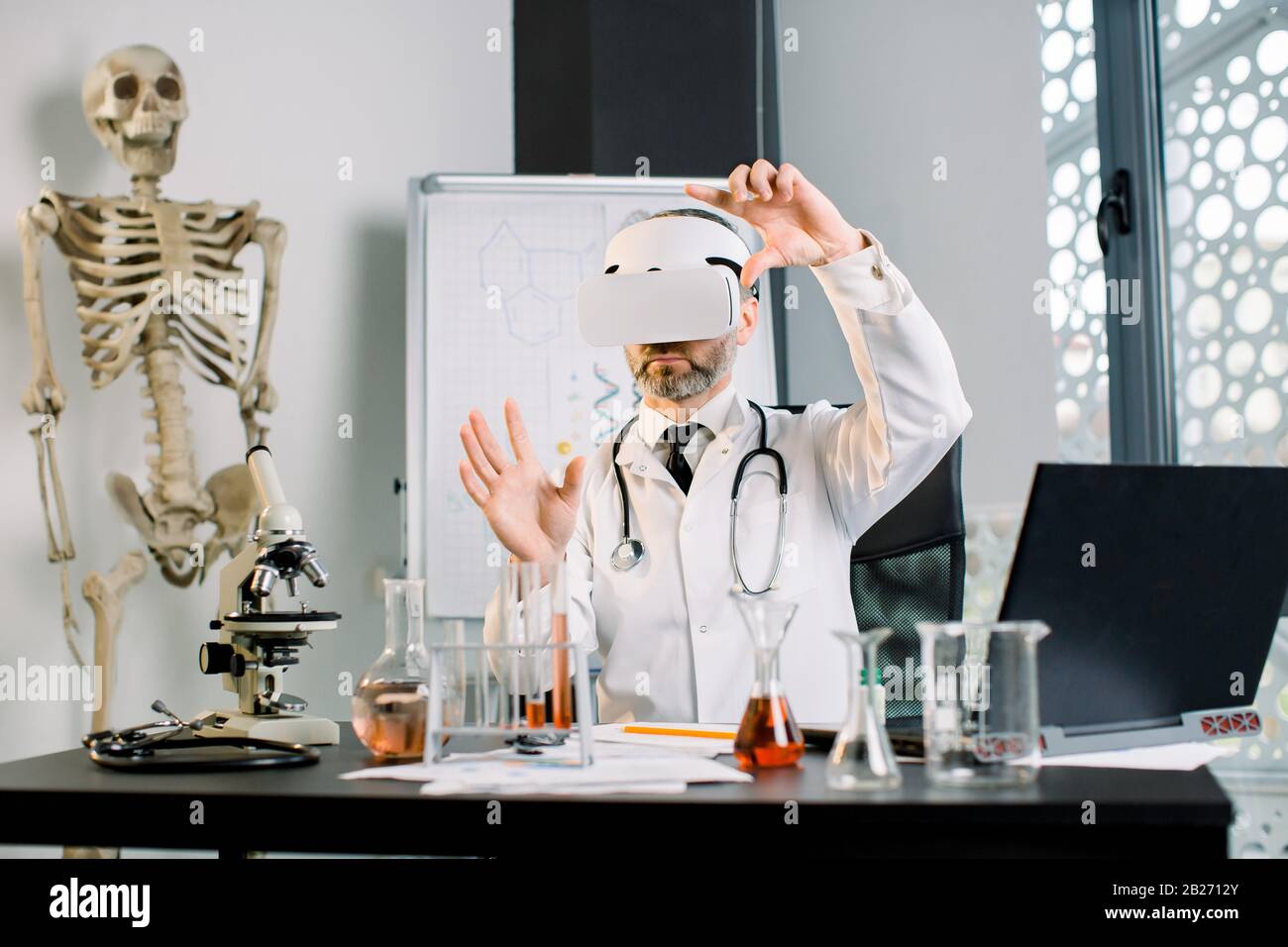 Medico maschile chimico scienziato indossando occhiali VR che lavorano nel cyberspazio. Uomo in laboratorio modellorisultati della ricerca clinica. Tecnologie future, nuove Foto Stock