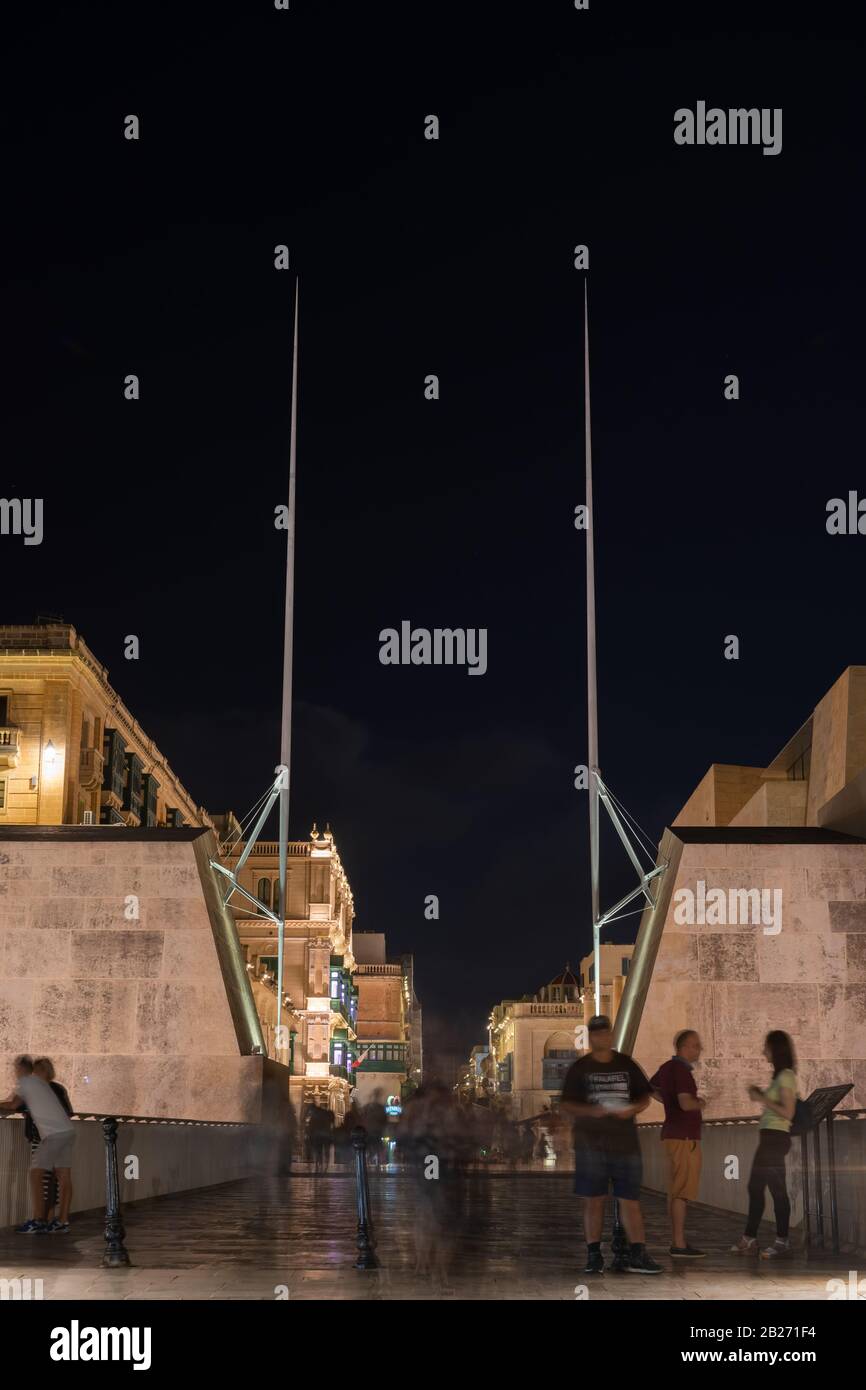 Porta della città di Valleta (Maltese: Bieb il-Belt) di notte a Malta Foto Stock