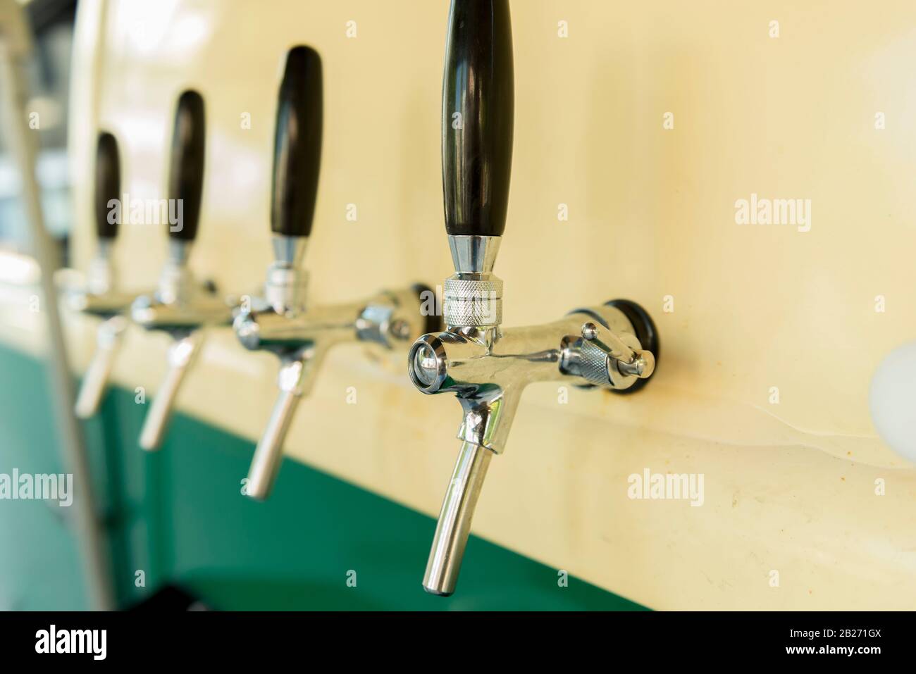 La birra tocca un lato di un furgone d'epoca, nessuno. Messa a fuoco selettiva. Concetto di alcool. Stile vintage. Birra artigianale. Camion di birra fredda nel sud del Brasile Foto Stock