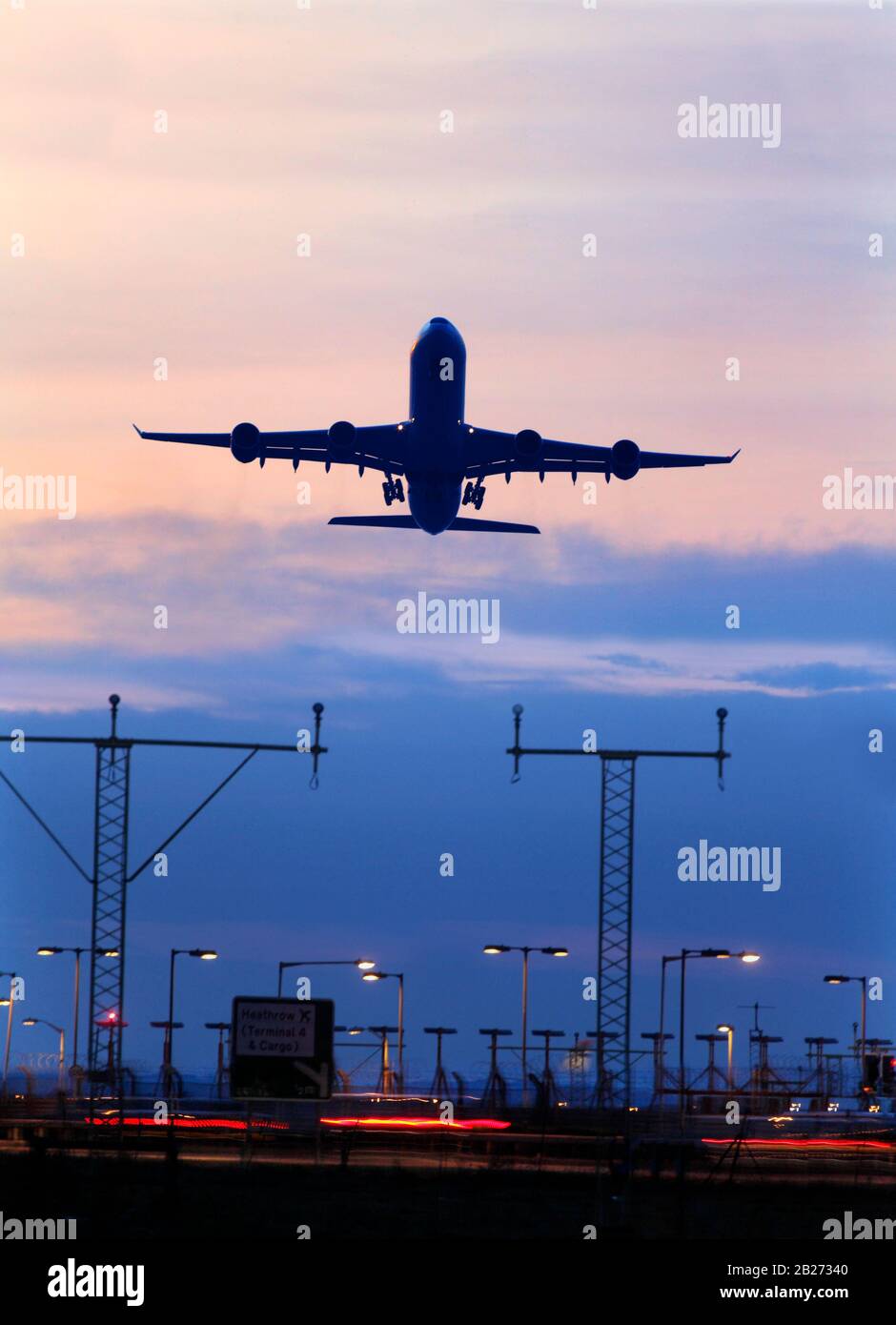 747 Airliner parte al tramonto Foto Stock