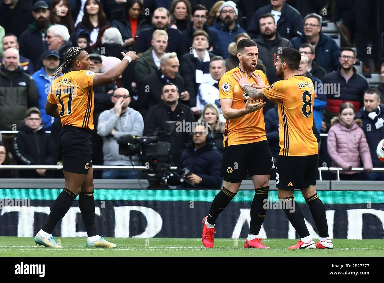 Tottenham Hotspur Stadium, Londra, Regno Unito. 1st Mar, 2020. Inglese Premier League Football, Tottenham Hotspur contro Wolverhampton Wanderers; Matt Doherty di Wolverhampton Wanderers celebra dopo aver ottenuto i punteggi per 1-1 nel minuto 27th - Rigorosamente editoriale Solo Uso. Nessun utilizzo con audio, video, dati, elenchi di fixture, logo club/campionato o servizi "live" non autorizzati. Uso on-line in-match limitato a 120 immagini, senza emulazione video. Nessun utilizzo nelle scommesse, nei giochi o nelle singole pubblicazioni club/campionato/giocatore credito: Action Plus Sports/Alamy Live News Foto Stock