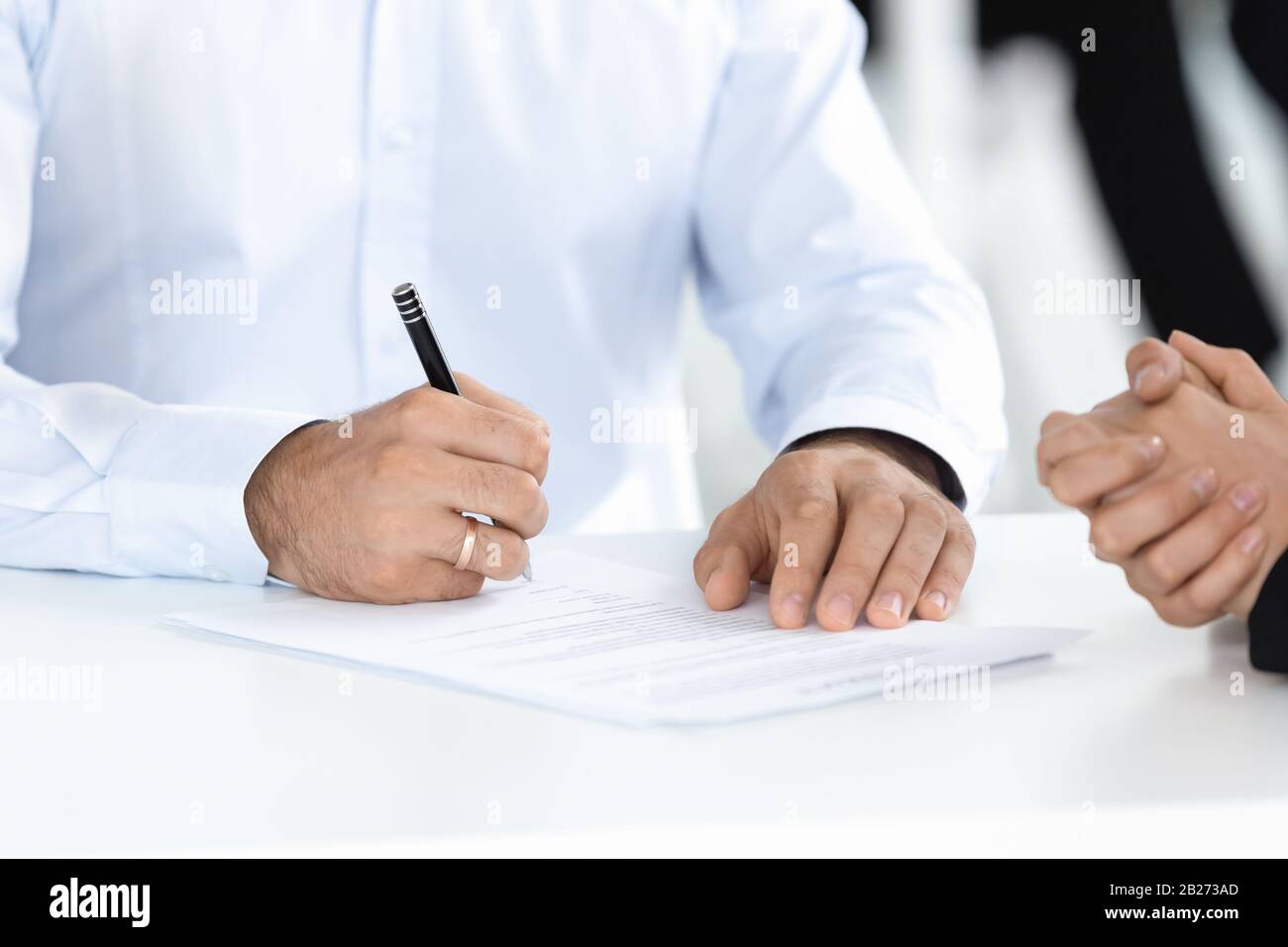 Primo piano mano uomo firma al concetto di riunione. Foto Stock