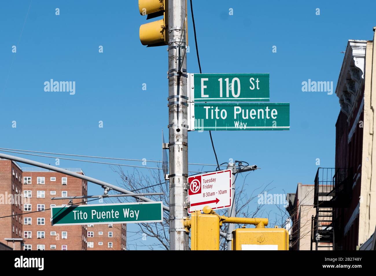 Un cartello stradale per TITO PUENTE WAY che onora l'artista e il bandleader del Latin Jazz. Alla 3rd Ave. & !00th Street in spagnolo Harlem, Manhattan, NYC. Foto Stock